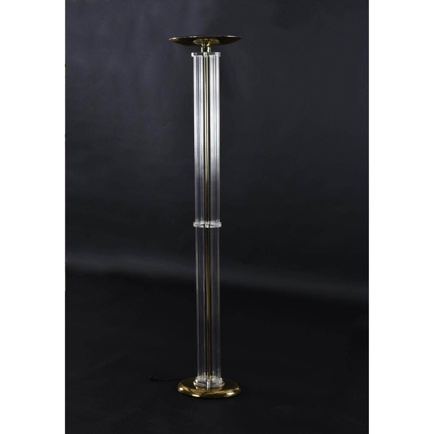 Lampadaire torchère en acrylique clair, lucite et laiton doré, The Moderns, 1970 en vente 6