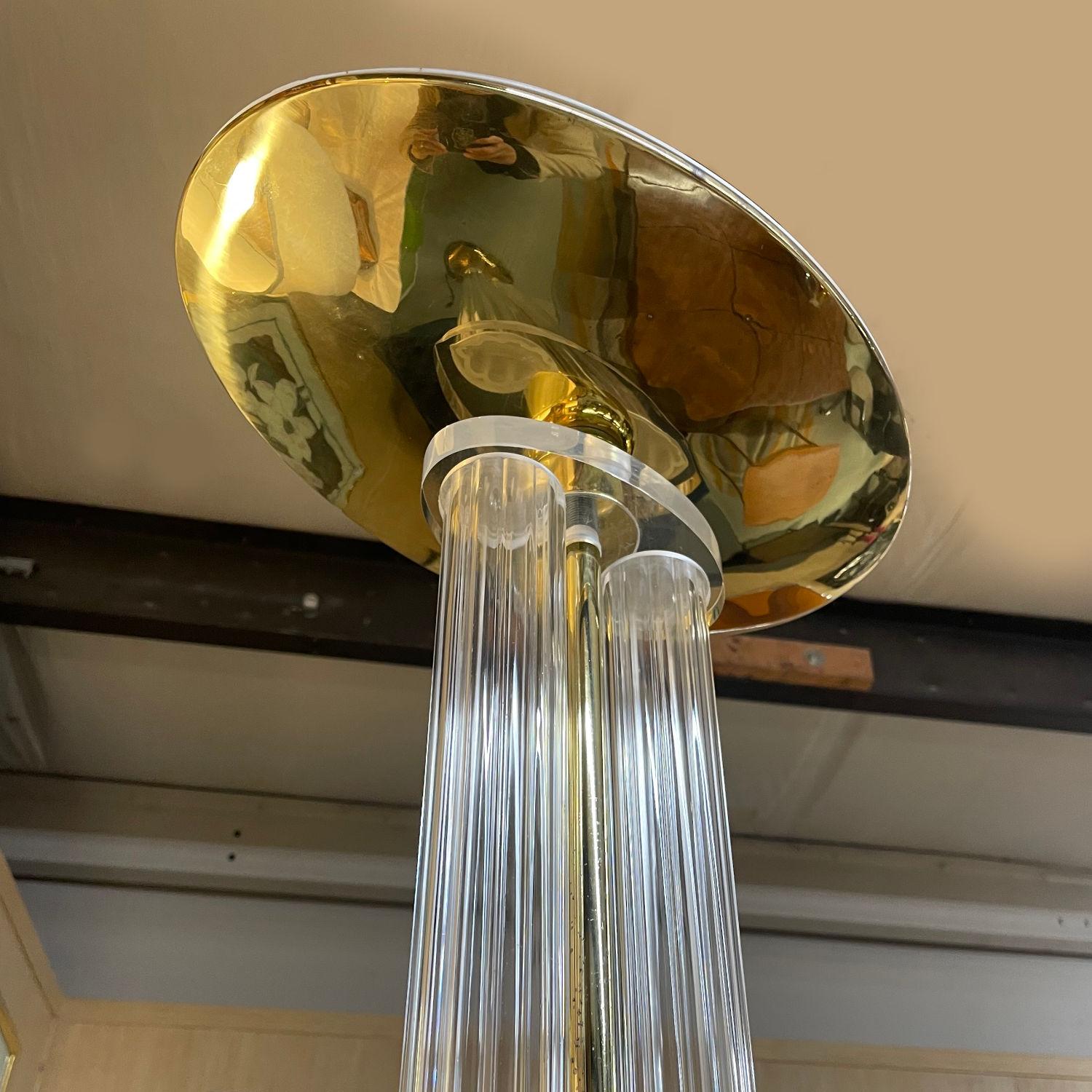 Postmoderne Lampadaire torchère en acrylique clair, lucite et laiton doré, The Moderns, 1970 en vente