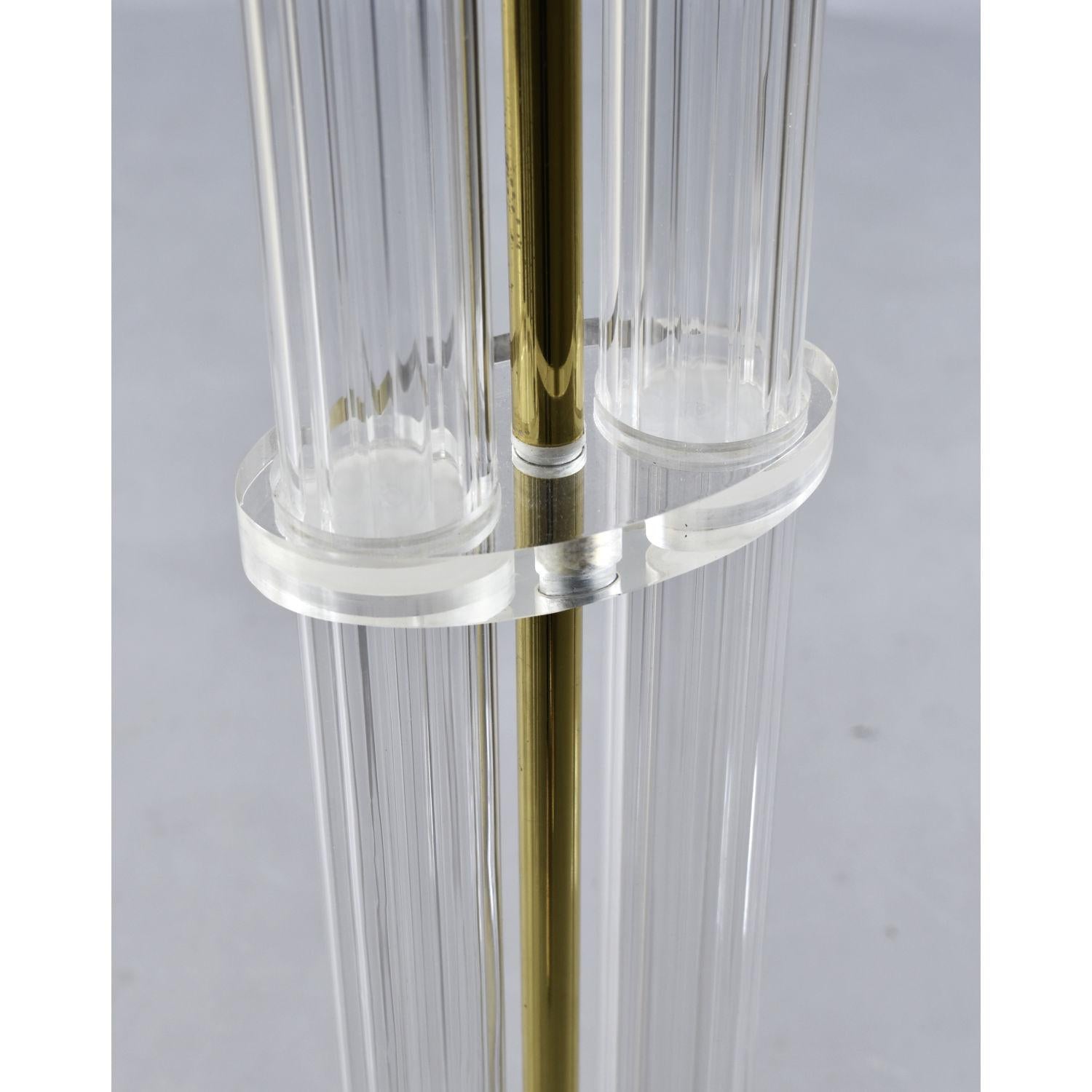 Lampadaire torchère en acrylique clair, lucite et laiton doré, The Moderns, 1970 Bon état - En vente à Chattanooga, TN