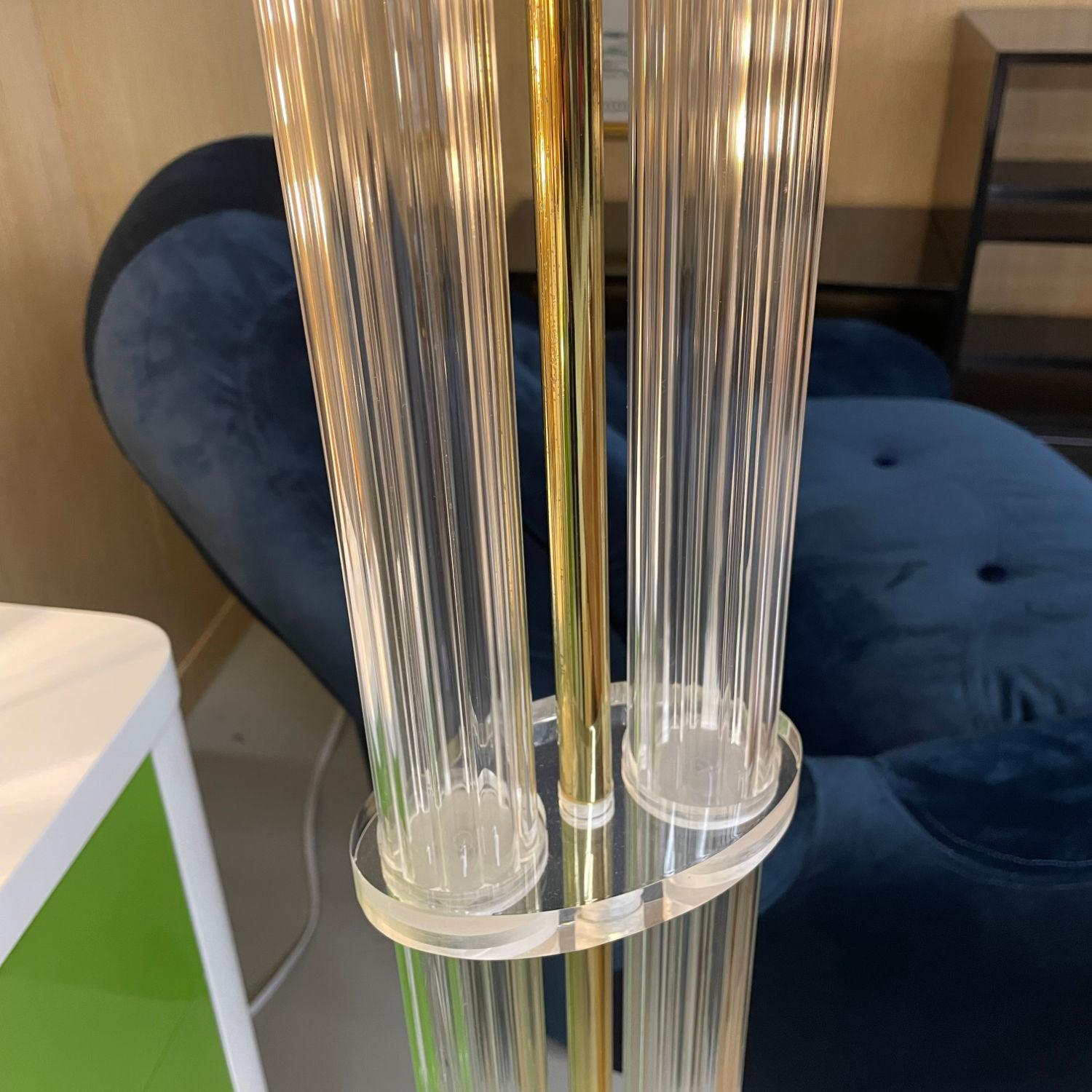 Fin du 20e siècle Lampadaire torchère en acrylique clair, lucite et laiton doré, The Moderns, 1970 en vente
