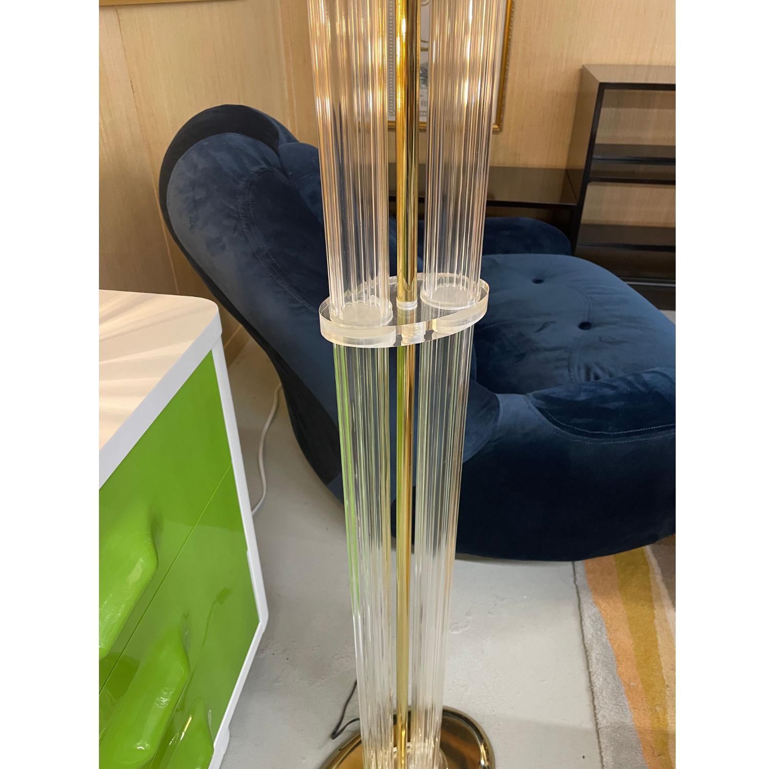 Lampadaire torchère en acrylique clair, lucite et laiton doré, The Moderns, 1970 en vente 1