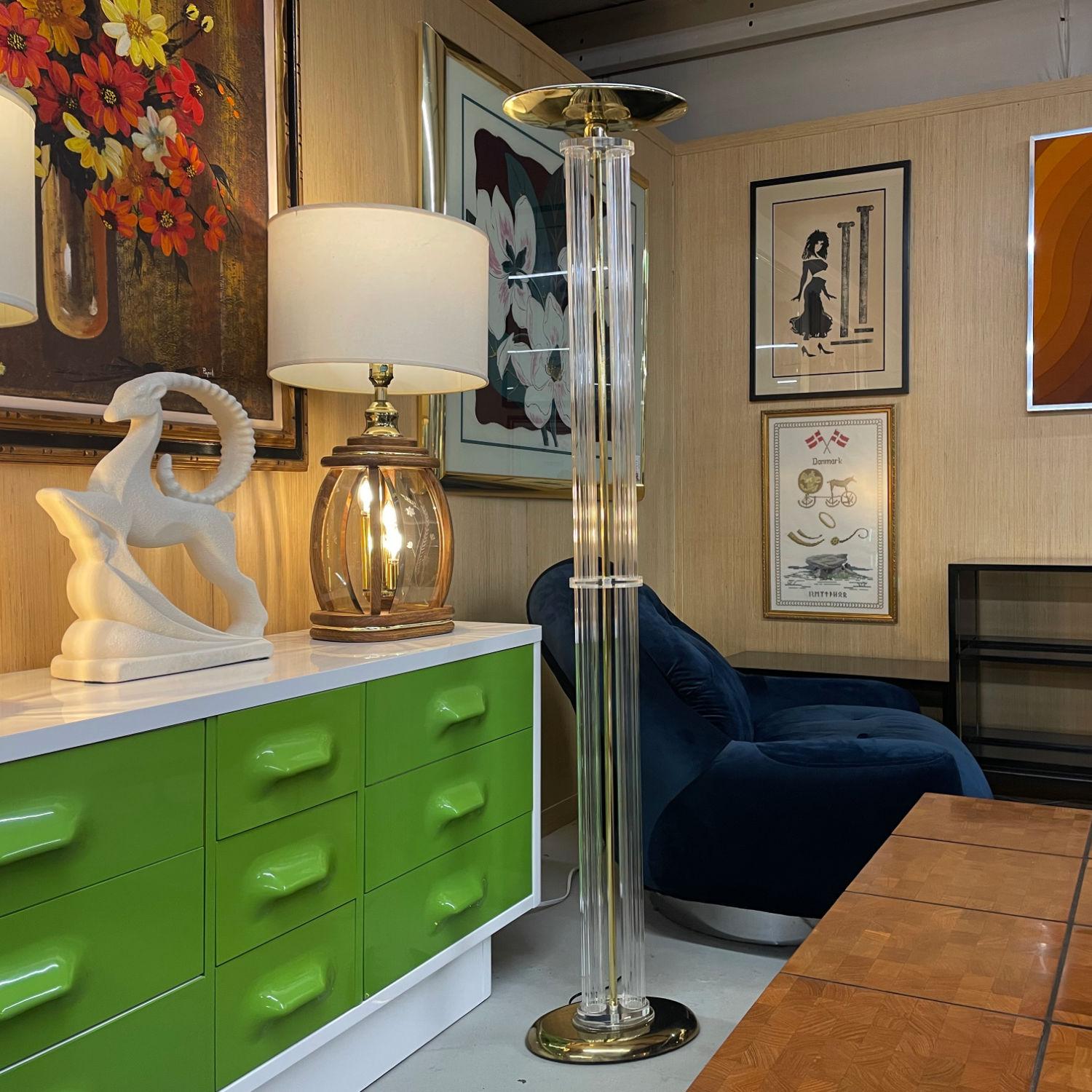 Lampadaire torchère en acrylique clair, lucite et laiton doré, The Moderns, 1970 en vente 2