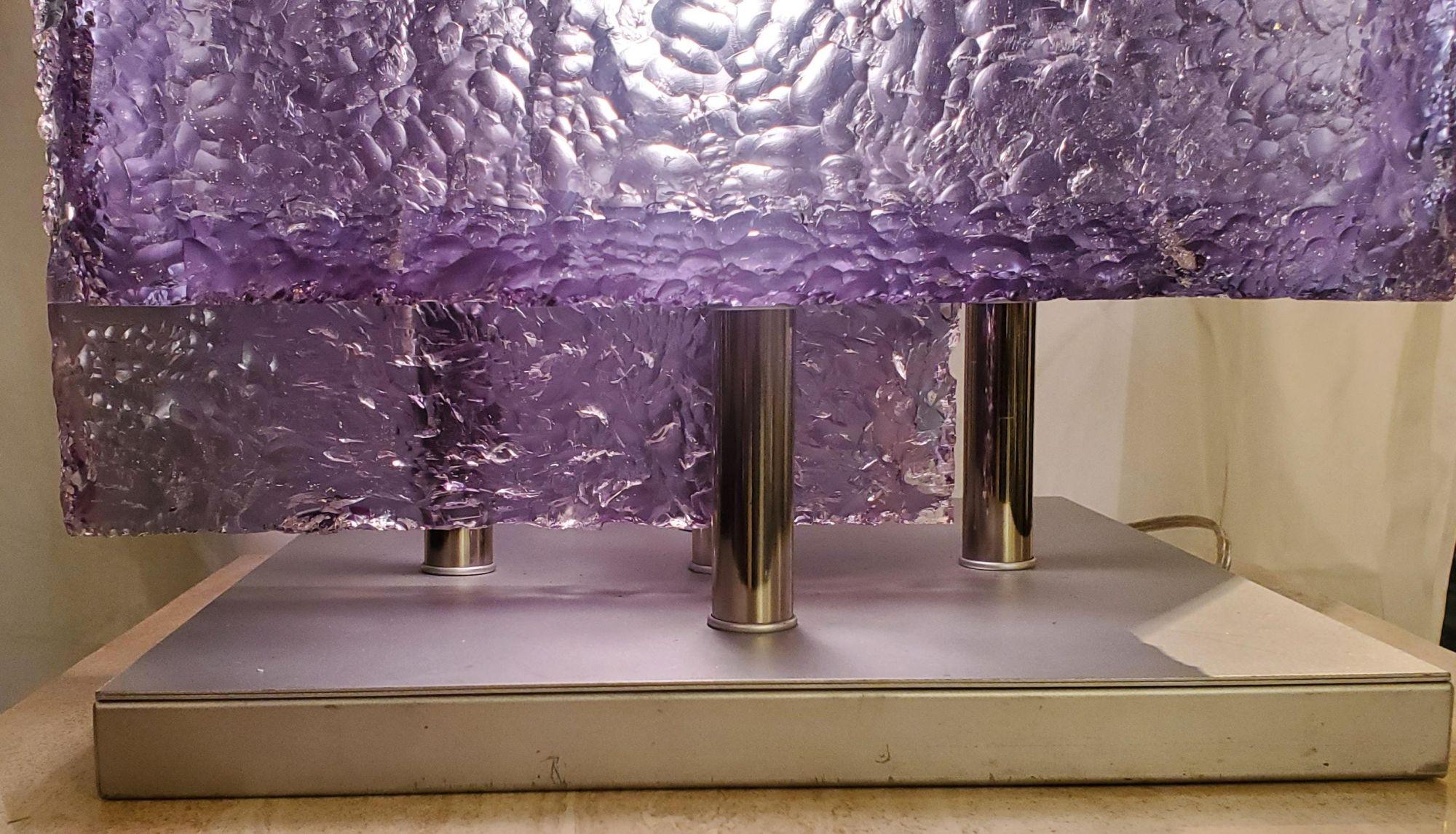 Lampe de table italienne post-moderne en lucite glacée cubée. L'un des côtés, très bien réalisé, s'ouvre pour montrer l'éclairage intérieur et permettre de changer facilement d'ampoule. La lueur violette est due à l'éclairage jaune qui illumine la