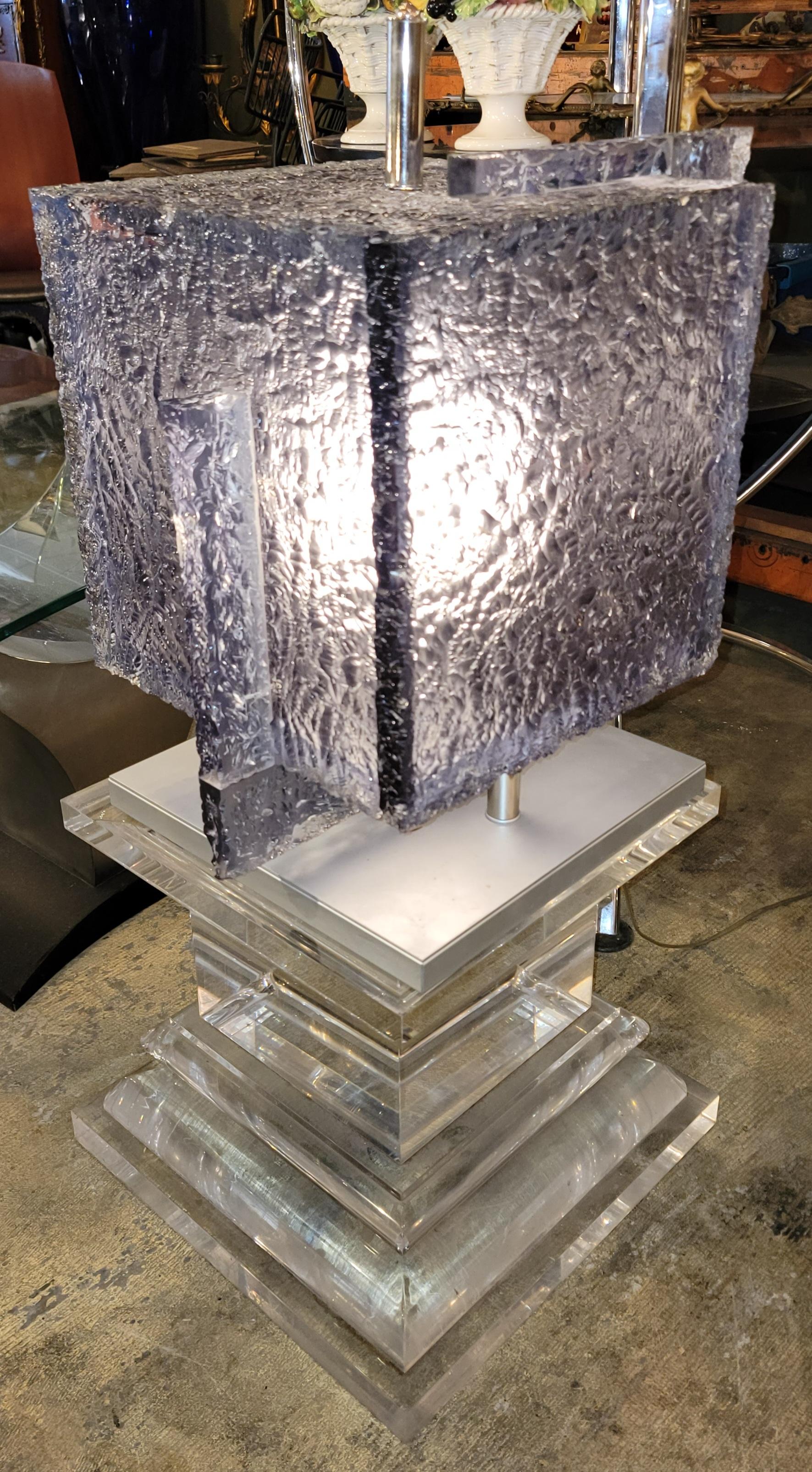Métal 1970 Post Modern Italian Cubed Iced Lucite Table Lamp en vente