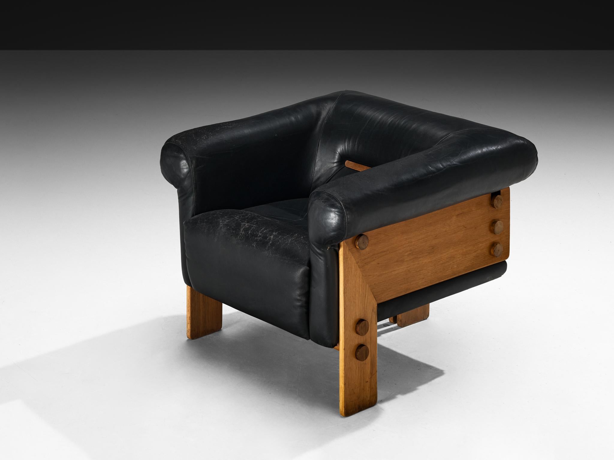 Postmoderner Loungesessel der 1970er Jahre mit geometrischem Gestell aus Nussbaum und Leder im Angebot 3