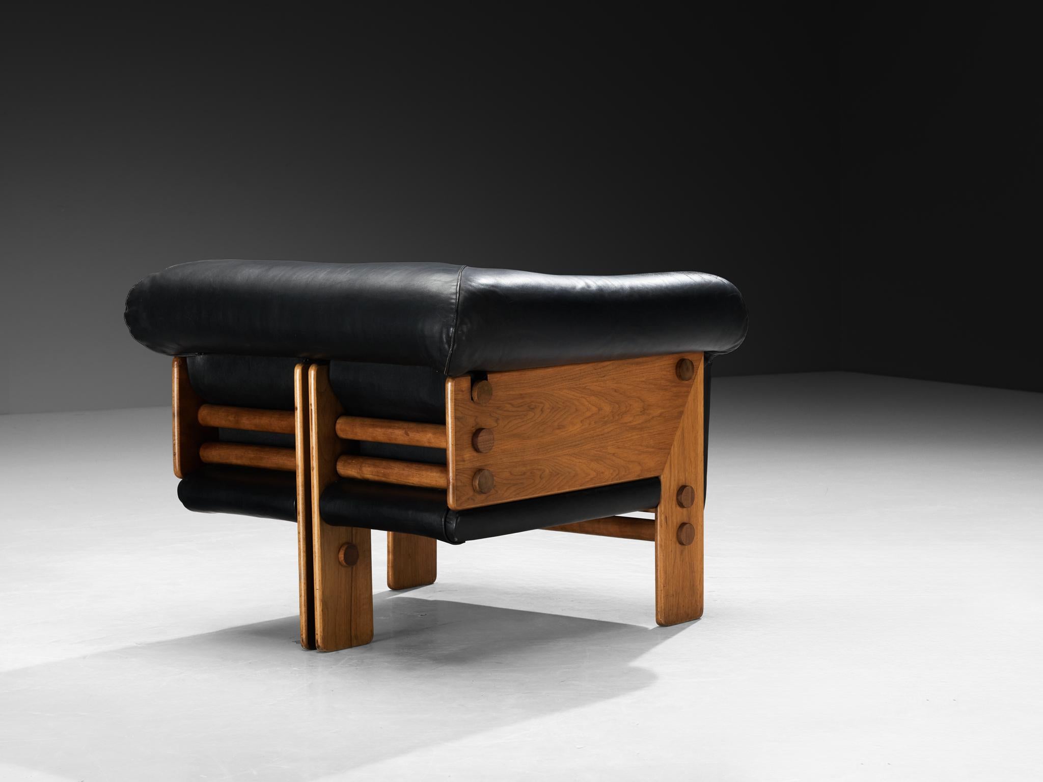 Postmoderne Loungesessel der 1970er Jahre mit geometrischem Gestell aus Nussbaum und Leder im Angebot 6