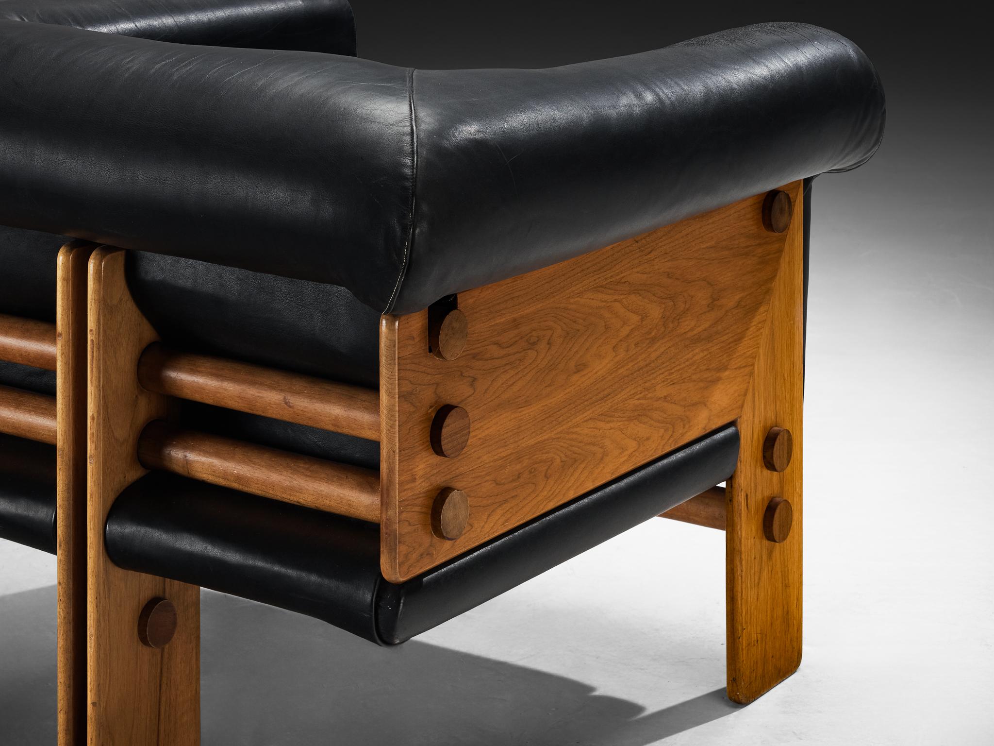 Postmoderne Loungesessel der 1970er Jahre mit geometrischem Gestell aus Nussbaum und Leder (Europäisch) im Angebot