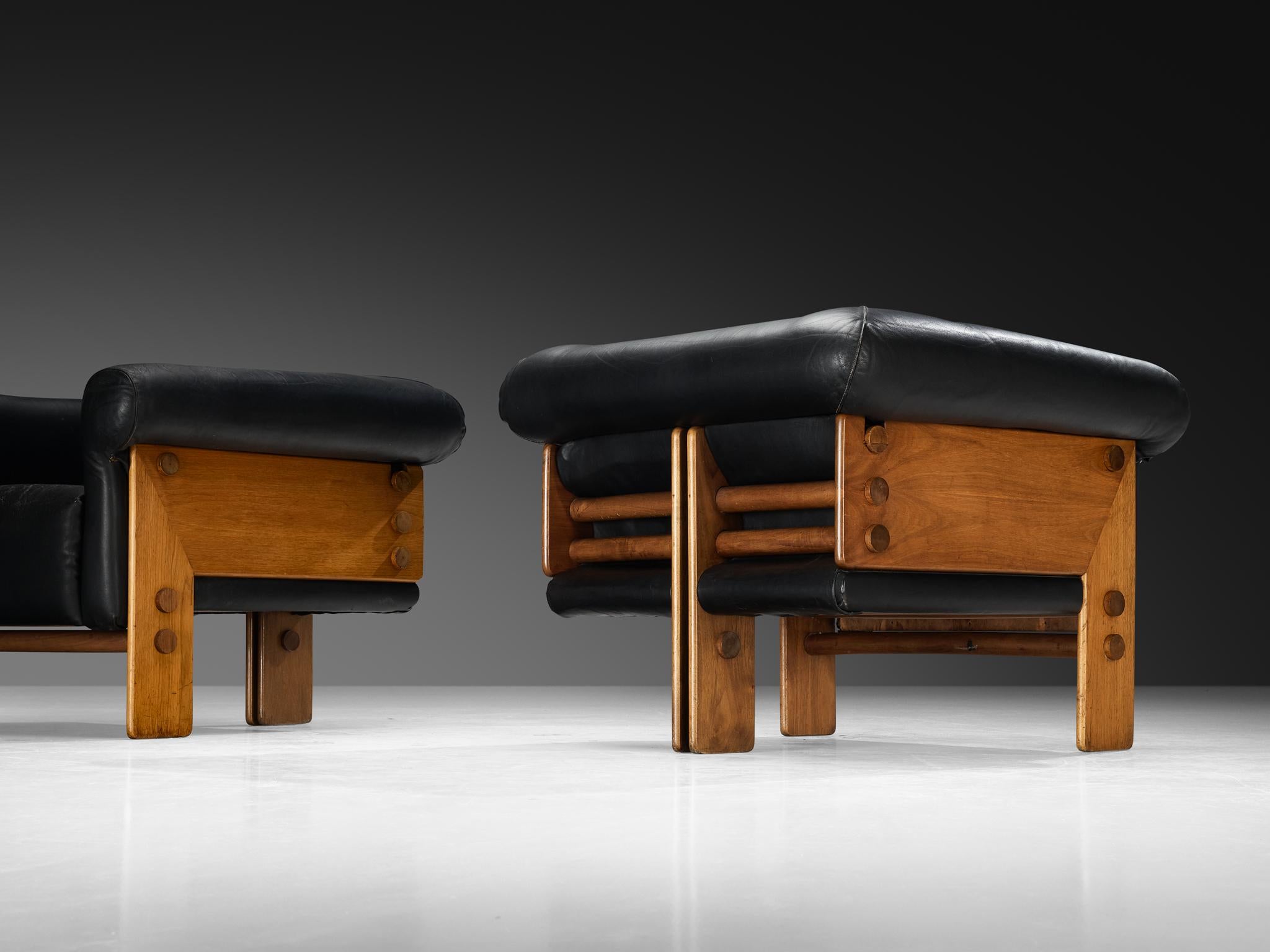 Postmoderne Loungesessel der 1970er Jahre mit geometrischem Gestell aus Nussbaum und Leder (Ende des 20. Jahrhunderts) im Angebot