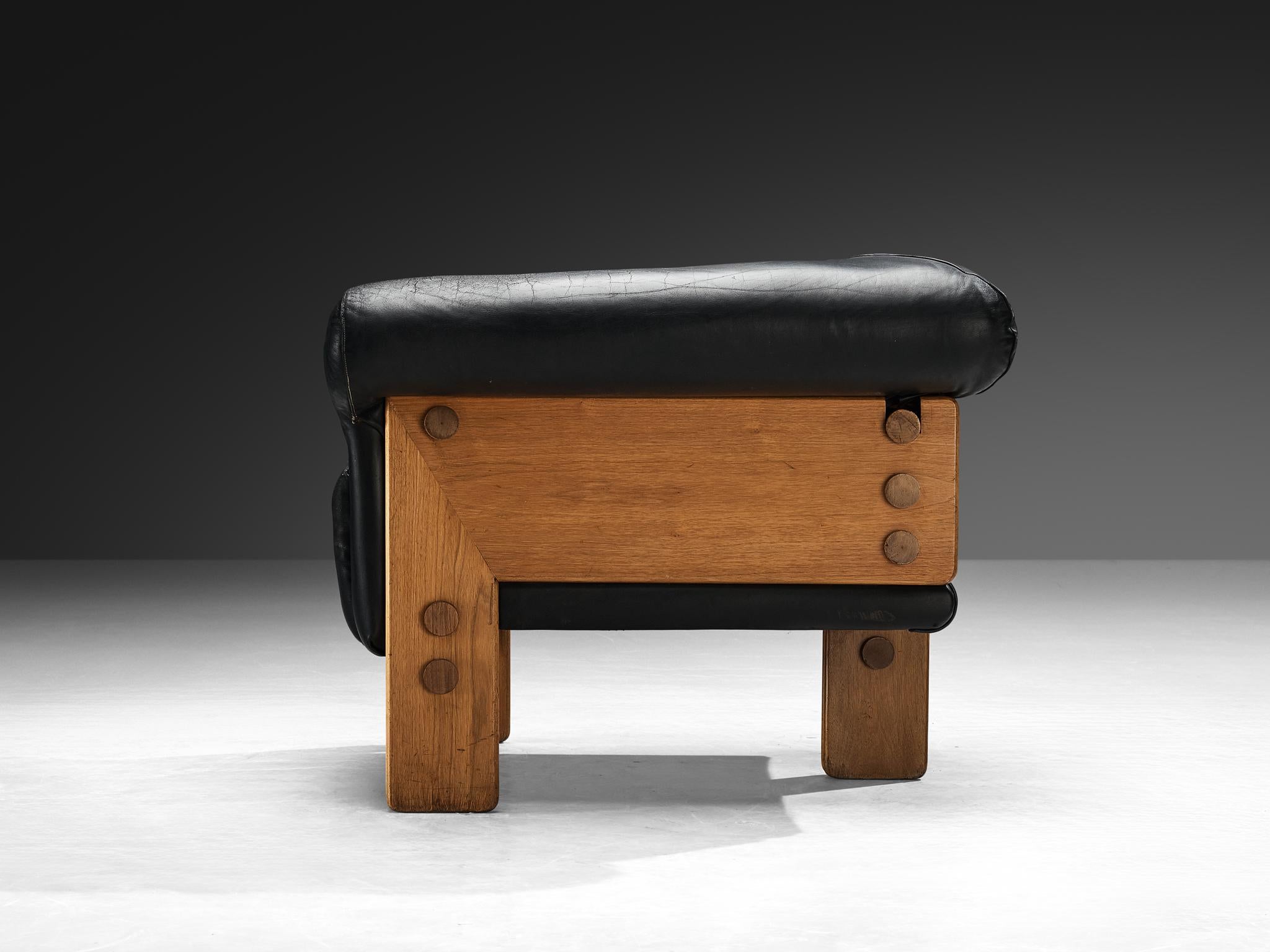 Postmoderne Loungesessel der 1970er Jahre mit geometrischem Gestell aus Nussbaum und Leder im Angebot 1