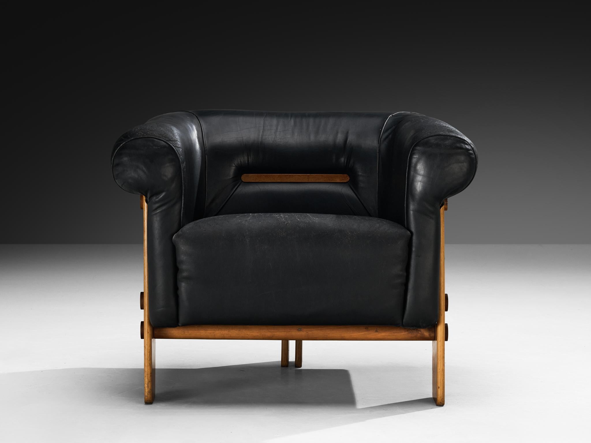 Postmoderne Loungesessel der 1970er Jahre mit geometrischem Gestell aus Nussbaum und Leder im Angebot 2