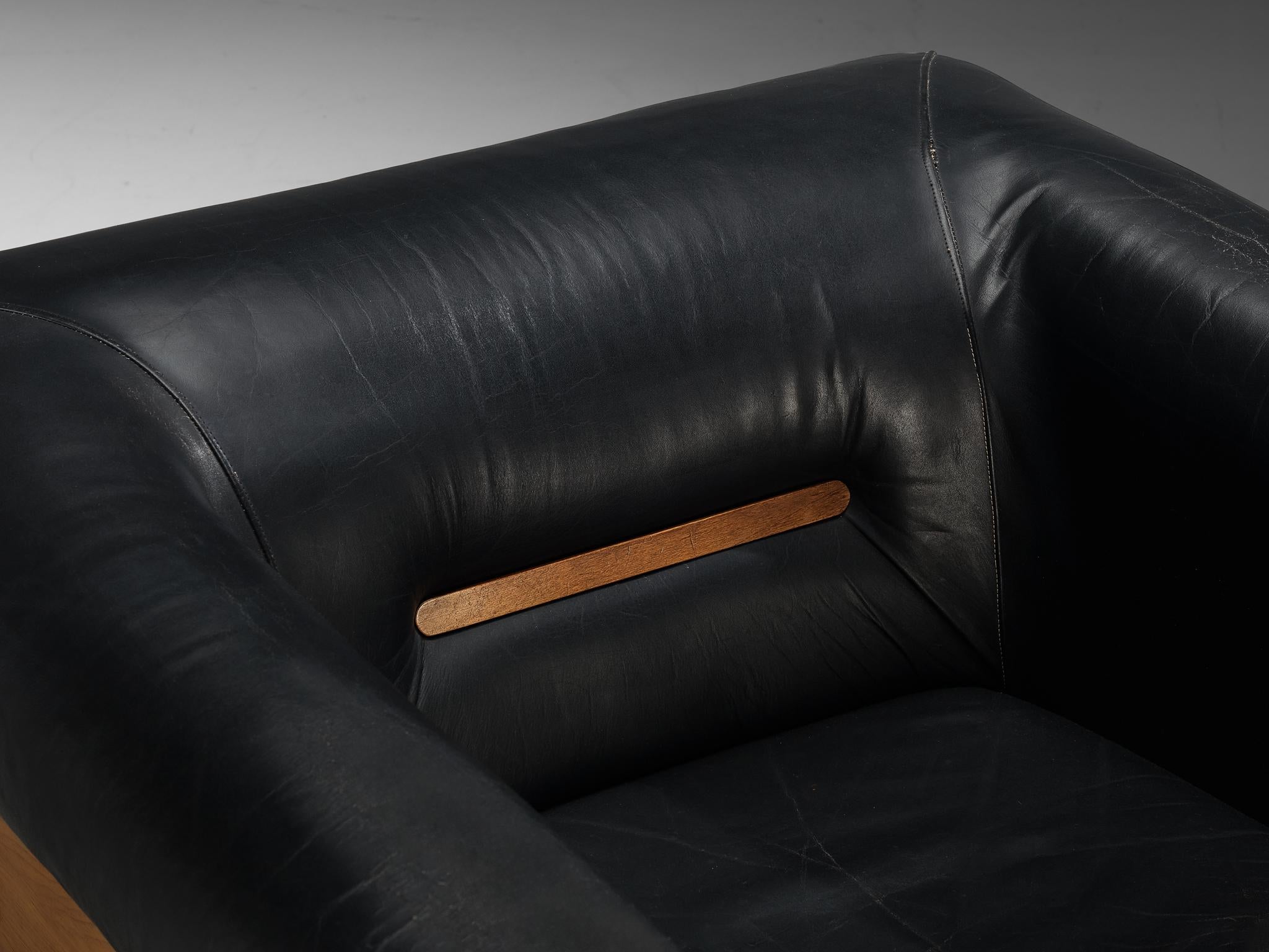 Postmoderne Loungesessel der 1970er Jahre mit geometrischem Gestell aus Nussbaum und Leder im Angebot 3