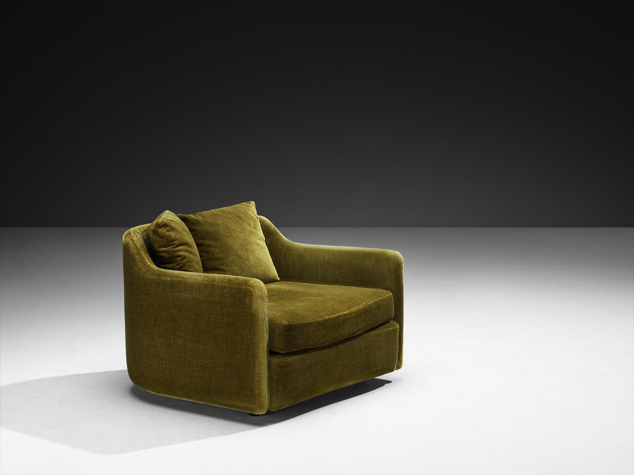 Sessel, Samt, Europa, 1970er Jahre

Wir präsentieren einen schönen Loungesessel aus den 1970er Jahren. Das Design zeichnet sich durch stromlinienförmige Kurven und präzise geometrische Formen aus, die eine flexible und dynamische Platzierung im Raum