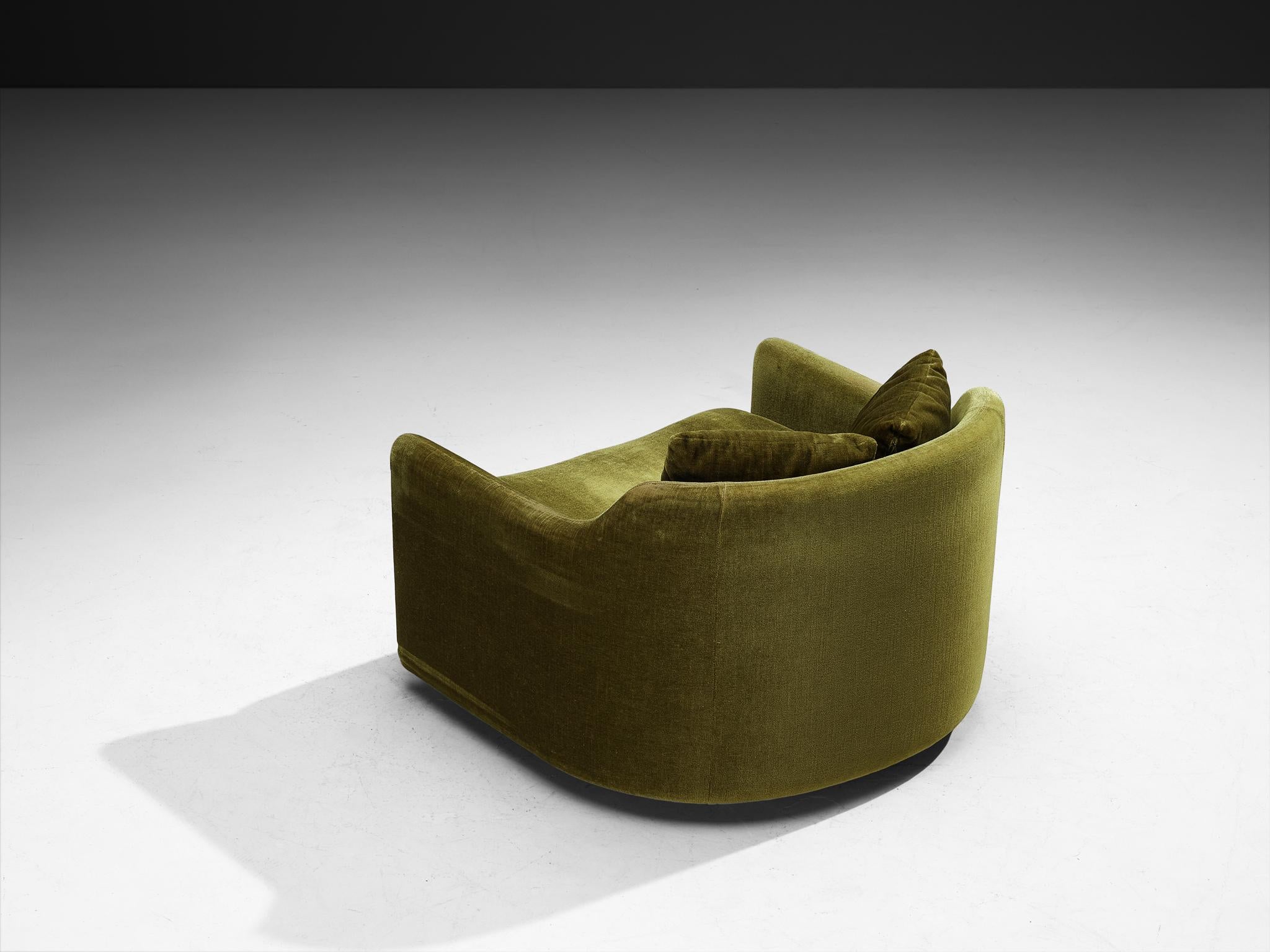 Postmoderner stromlinienförmiger Sessel aus olivgrünem Samt aus den 1970er Jahren im Zustand „Gut“ im Angebot in Waalwijk, NL