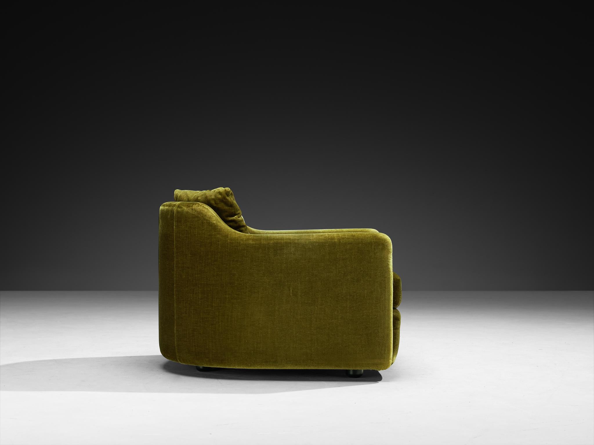 Postmoderner stromlinienförmiger Sessel aus olivgrünem Samt aus den 1970er Jahren (Ende des 20. Jahrhunderts) im Angebot