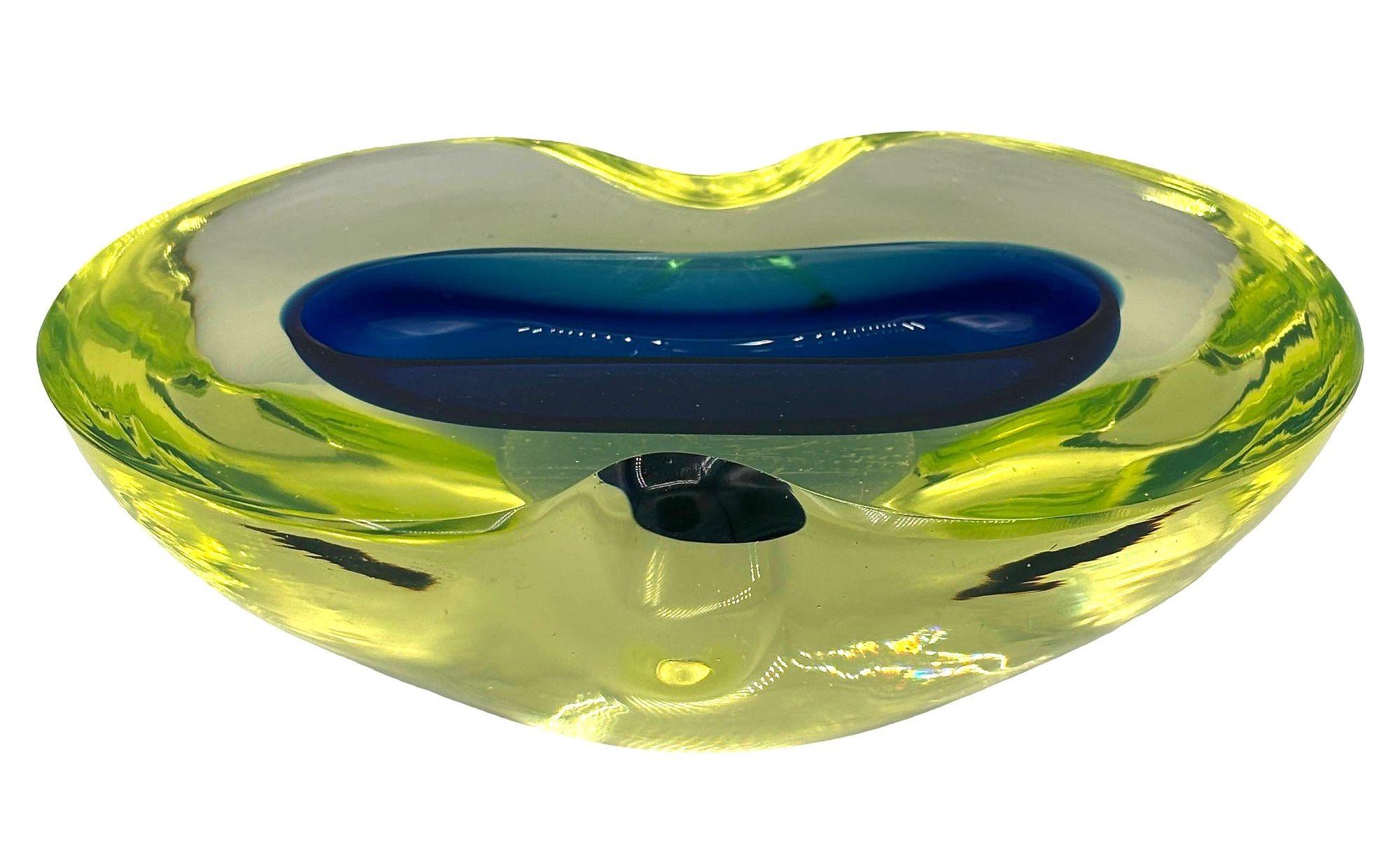 1970's Postmodern Biomorphic Sommerso Murano Glass Bowl or Ashtray In Excellent Condition For Sale In Van Nuys, CA