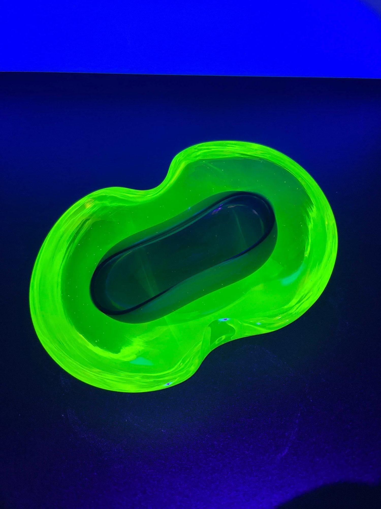 Postmoderne biomorphe Murano-Glasschale oder Aschenbecher von Sommerso aus den 1970er Jahren im Angebot 2