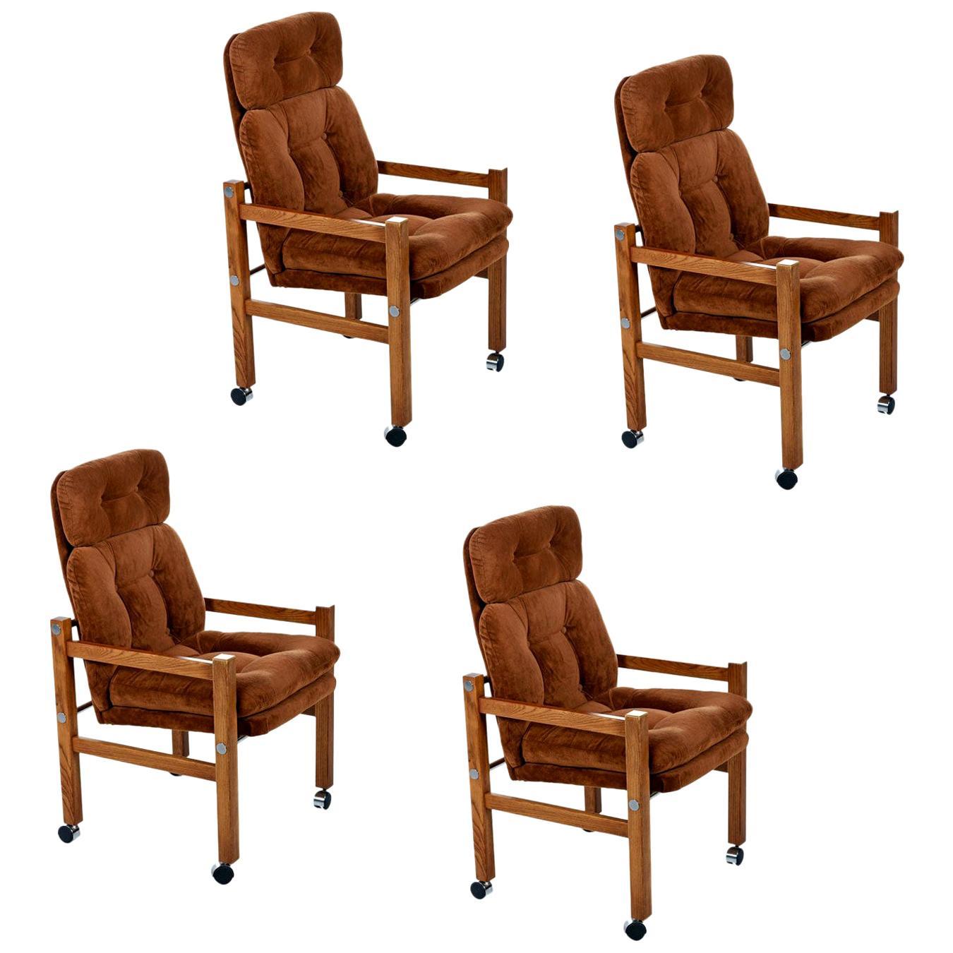 1970er PostModern Brown Hochlehner Esszimmerstühle mit Armlehnen auf Rollen (Moderne der Mitte des Jahrhunderts)