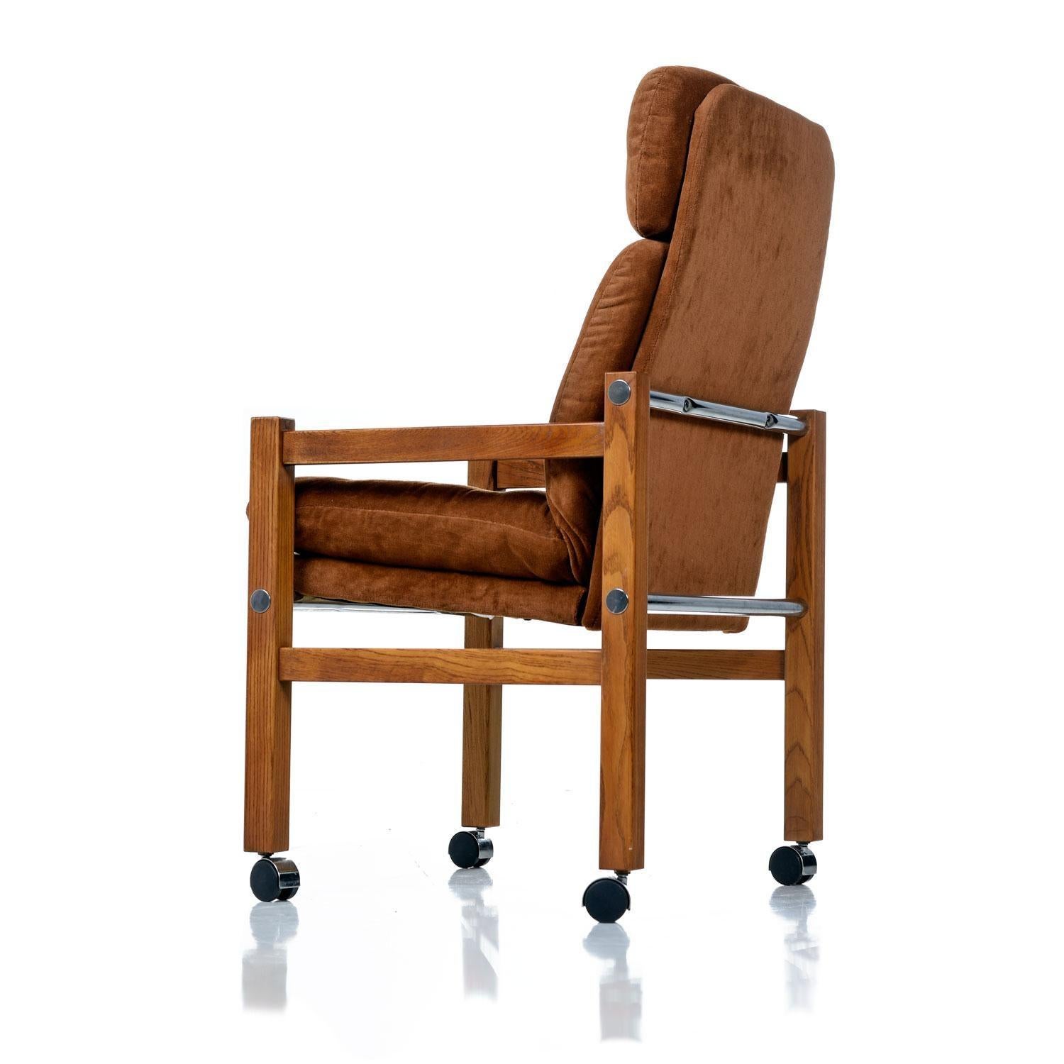 1970er PostModern Brown Hochlehner Esszimmerstühle mit Armlehnen auf Rollen (amerikanisch)