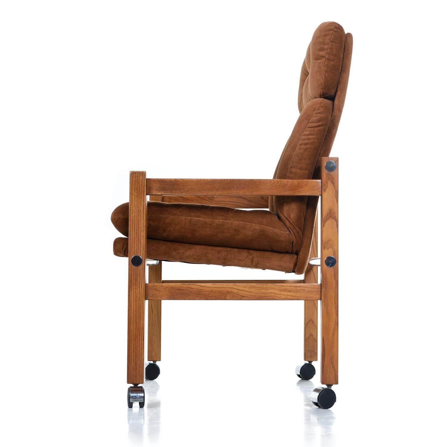 1970er PostModern Brown Hochlehner Esszimmerstühle mit Armlehnen auf Rollen im Zustand „Gut“ in Chattanooga, TN