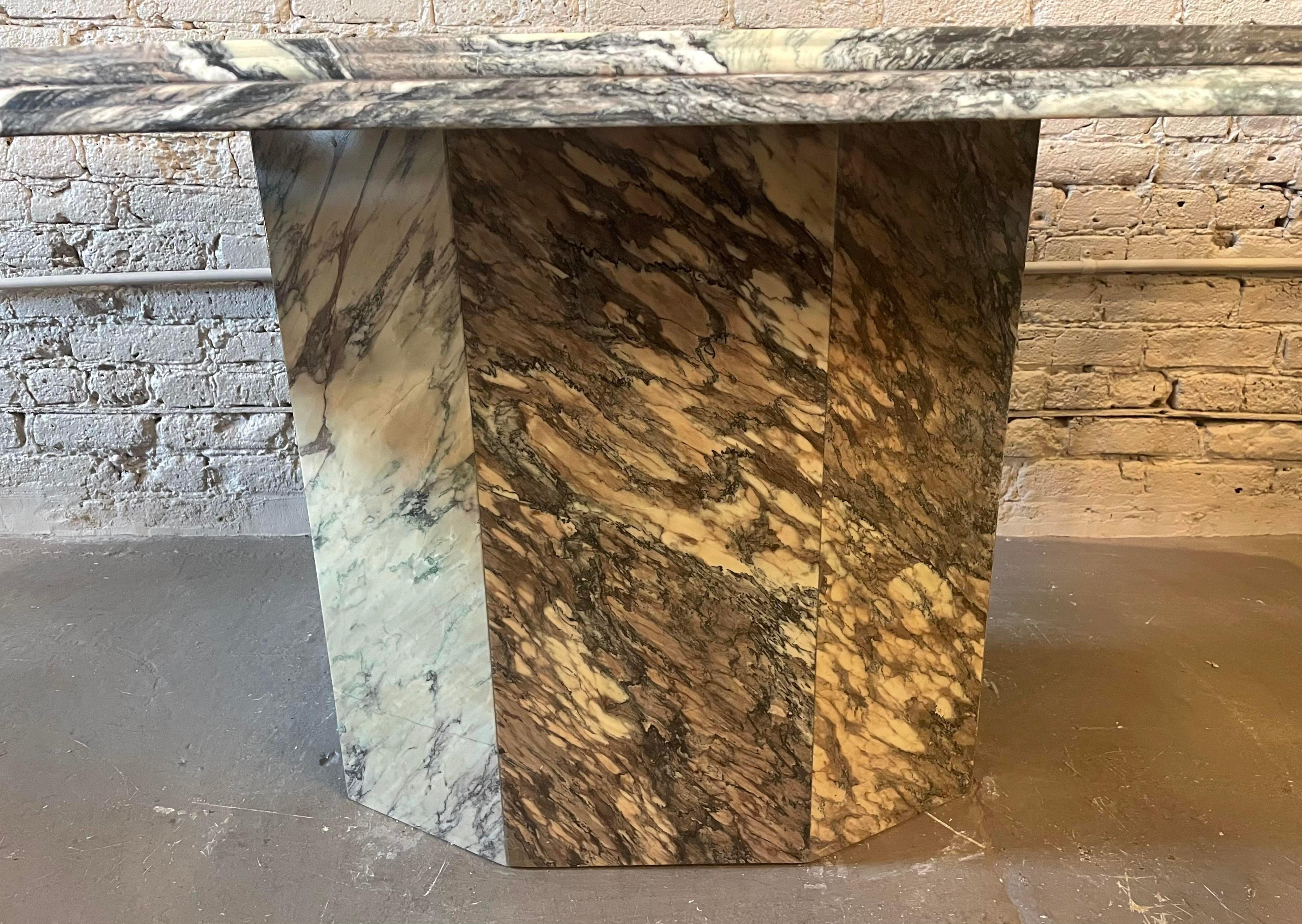 1970s Postmodern Cipollino Ondulato Marble Dining Table with Channeled Edge For Sale 4