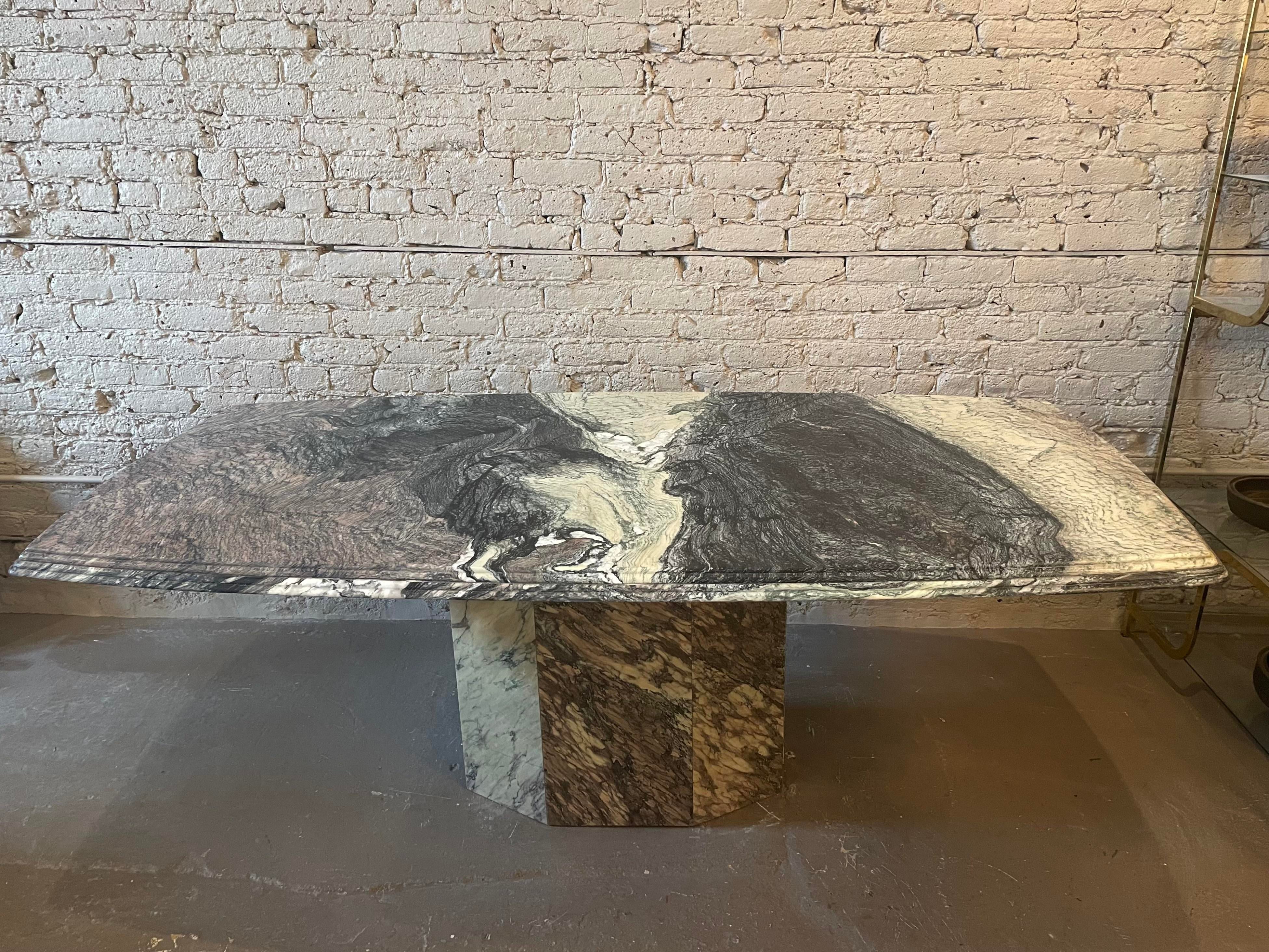 Mesa de comedor postmoderna de mármol Cipollino Ondulato de los años 70 con borde acanalado