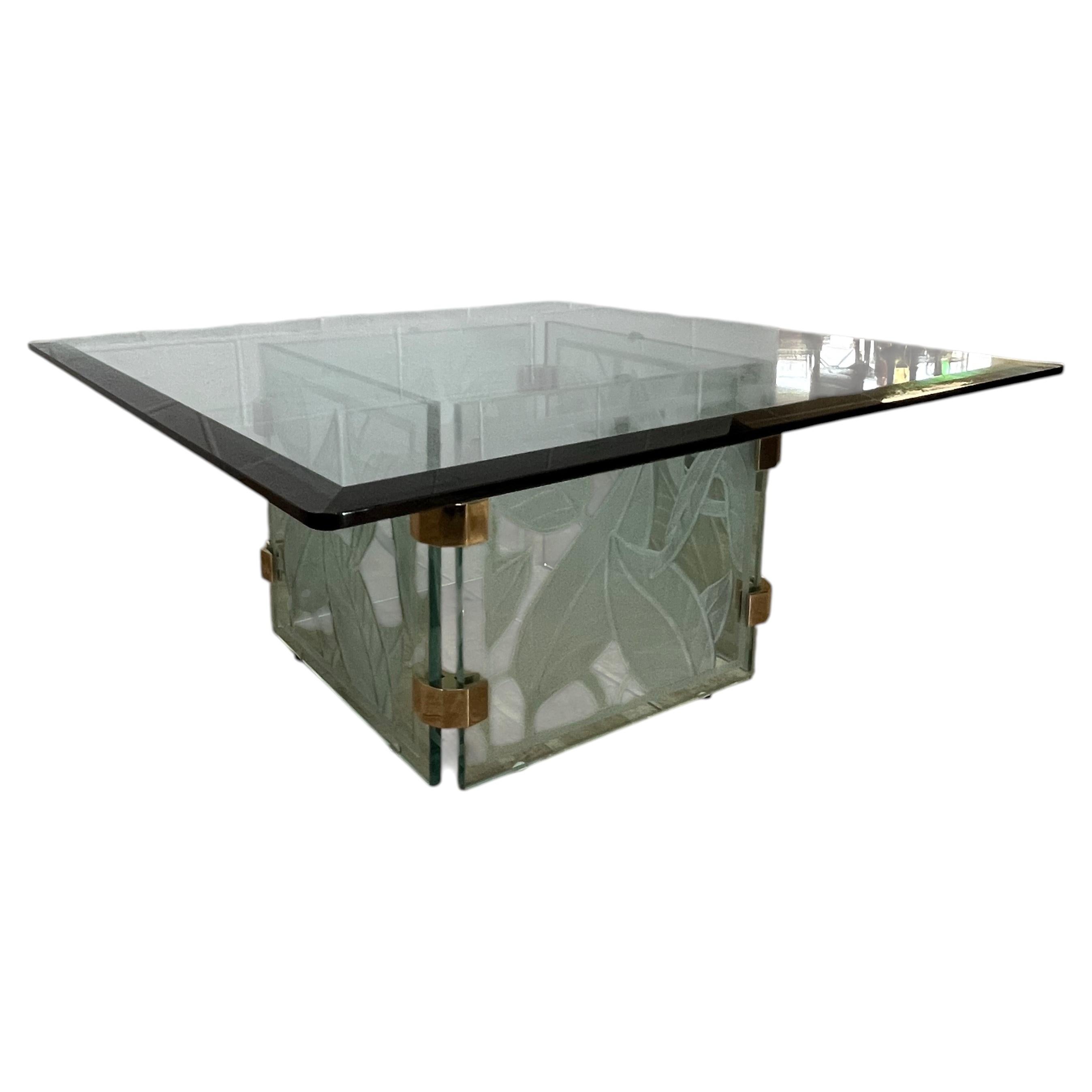 Mesa de centro postmoderna de cristal grabado y latón de los años 70, base botánica escultórica en venta