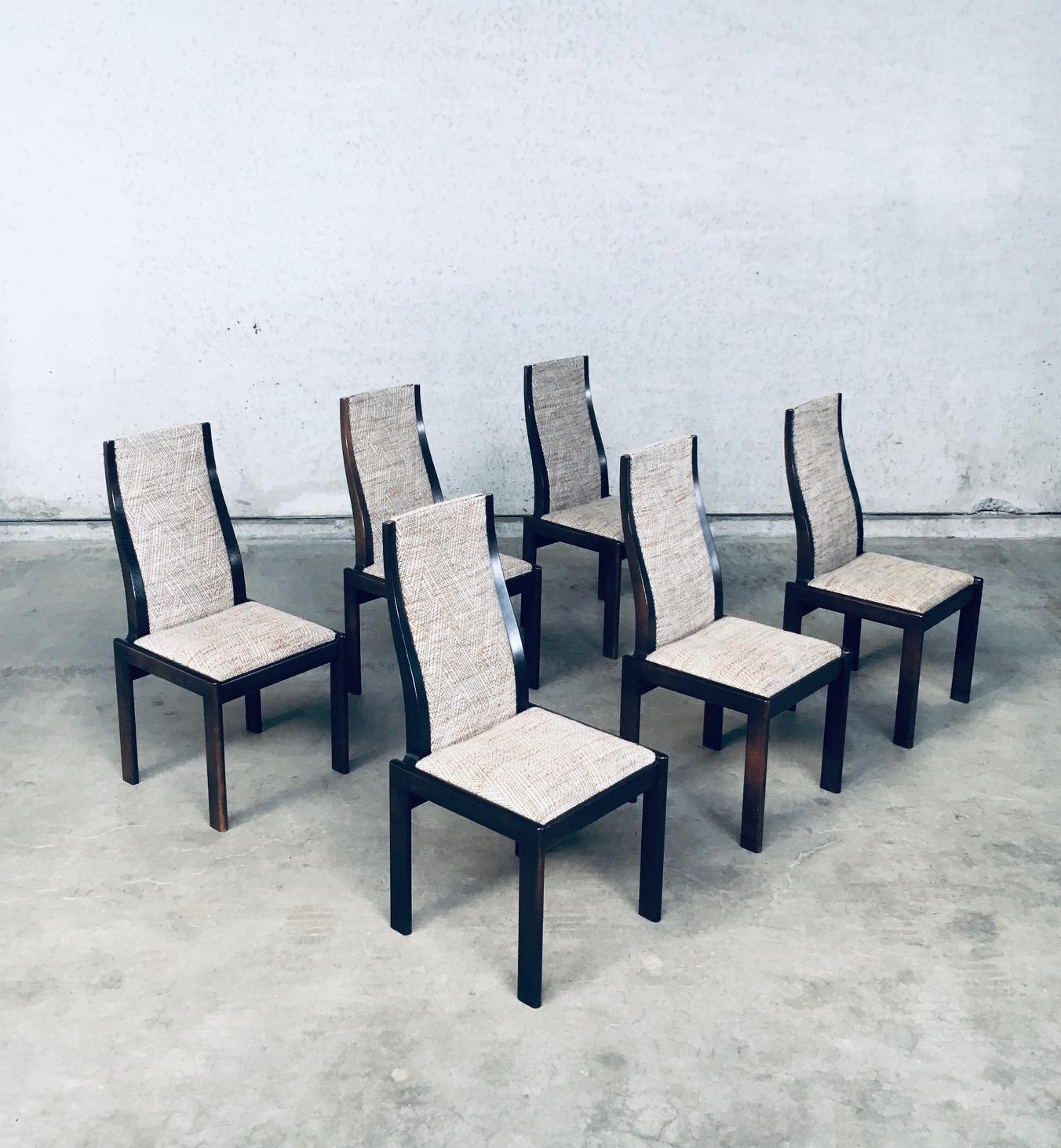 Vintage Postmodern Italian Design Esszimmerstuhl Satz von 6. Made in Italy, 1970's Zeitraum. Entworfen nach dem Vorbild von Afra & Tobia Scarpa. Gestell aus dunkel gebeiztem Holz, Sitz und Rückenlehne mit gewebtem Original-Wollstoff bezogen. Die