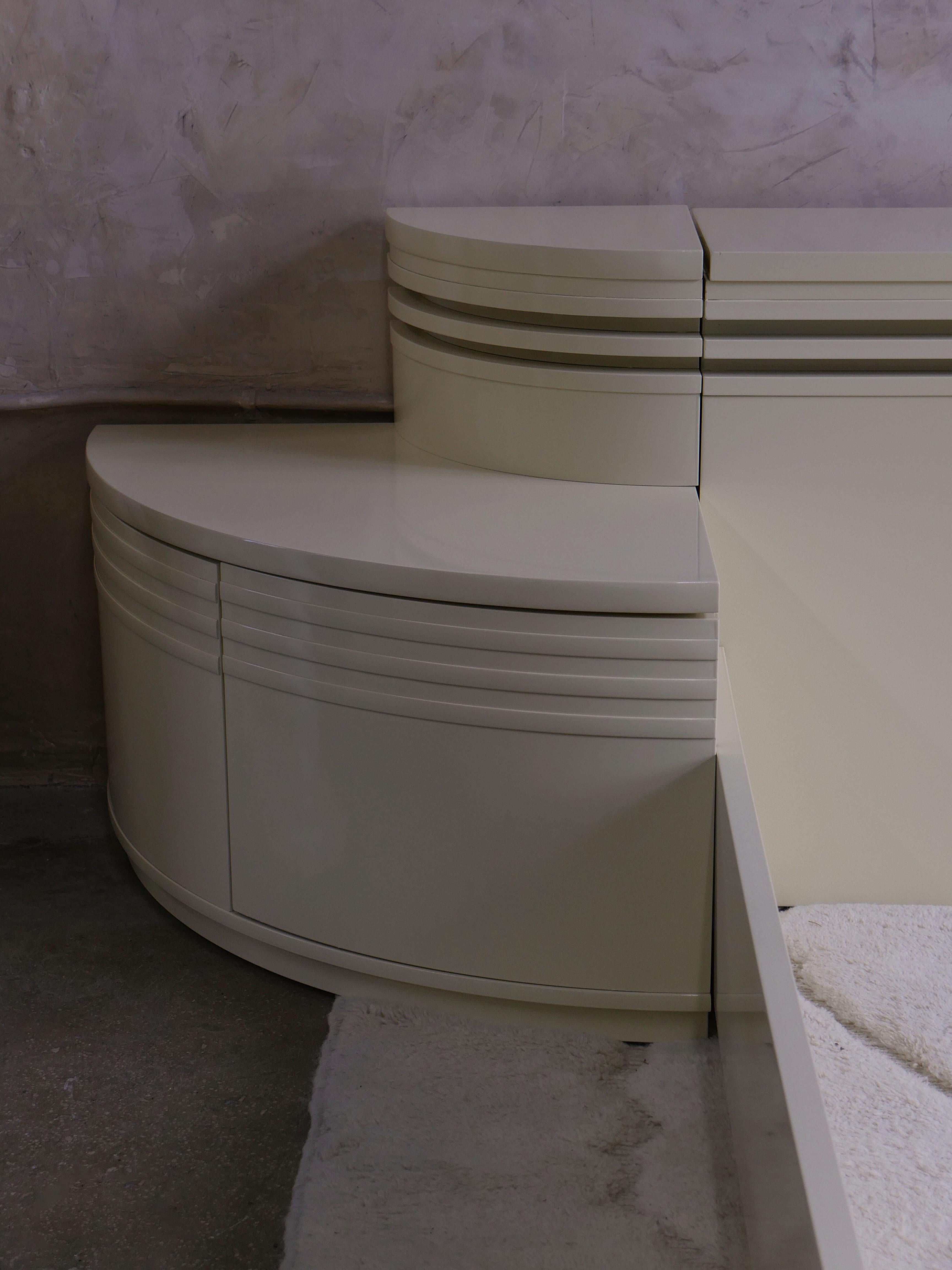 1970s Postmodern Italian Sculptural Queen Size Bed with Nightstands In Good Condition For Sale In Miami, FL