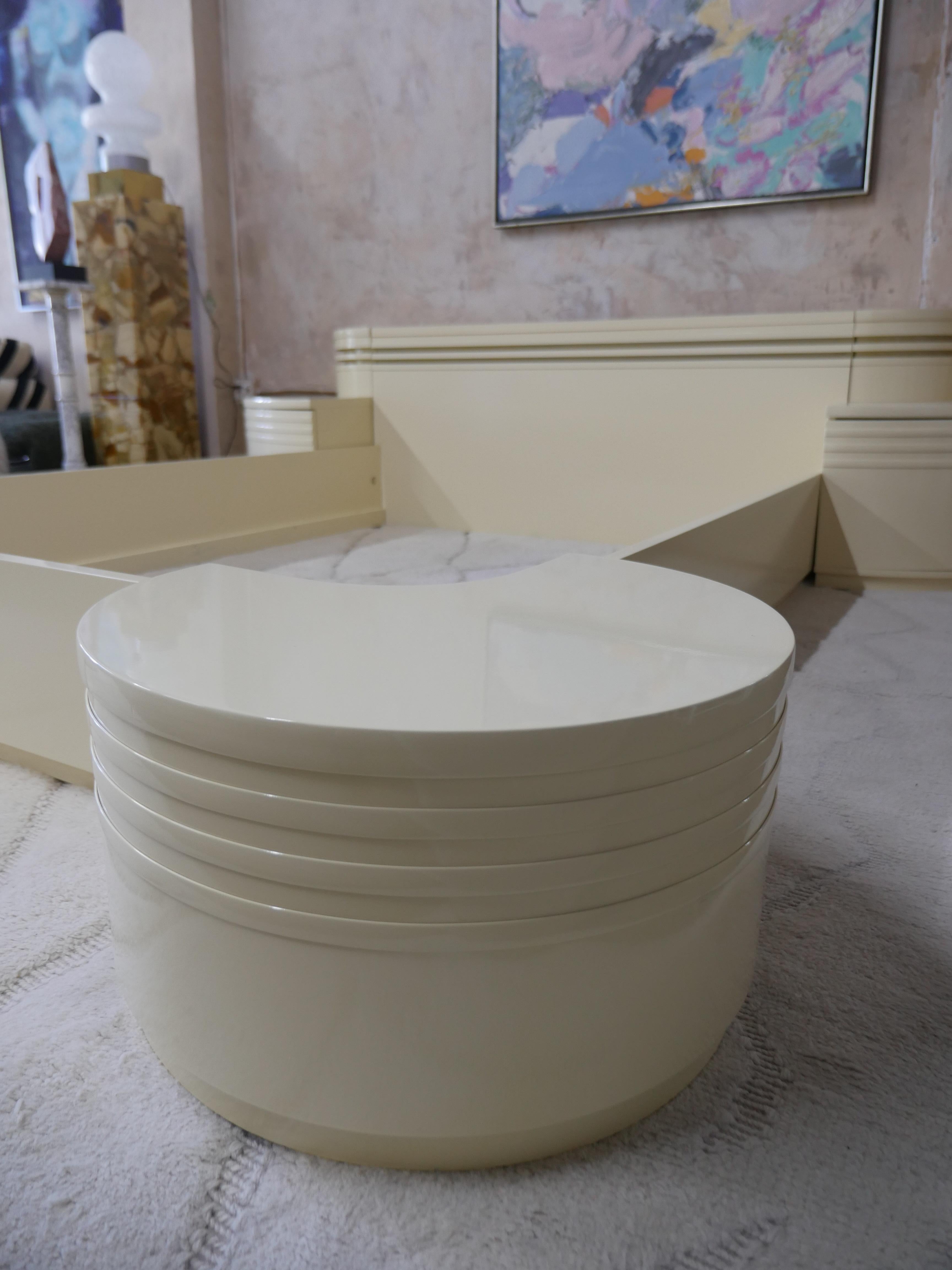 1970s Postmodern Italian Sculptural Queen Size Bed with Nightstands For Sale 3