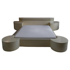 Letto matrimoniale scultoreo postmoderno italiano del 1970 con comodini