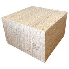 Table basse cubique italienne postmoderne en travertin des années 1970