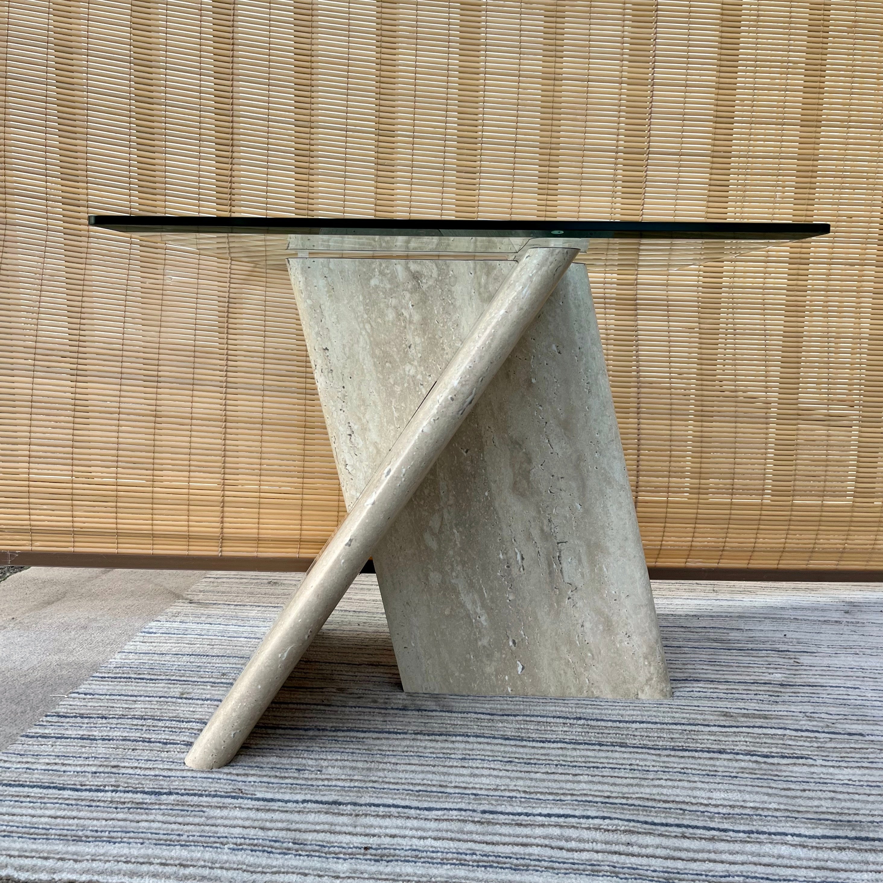 Table d'appoint vintage postmoderne en formica marbréCirca fin des années 1970.
Ce meuble se compose d'un socle géométrique en forme de X aux bords arrondis, laminé avec un formica marbré, surmonté d'un plateau en verre amovible carré biseauté. 
En