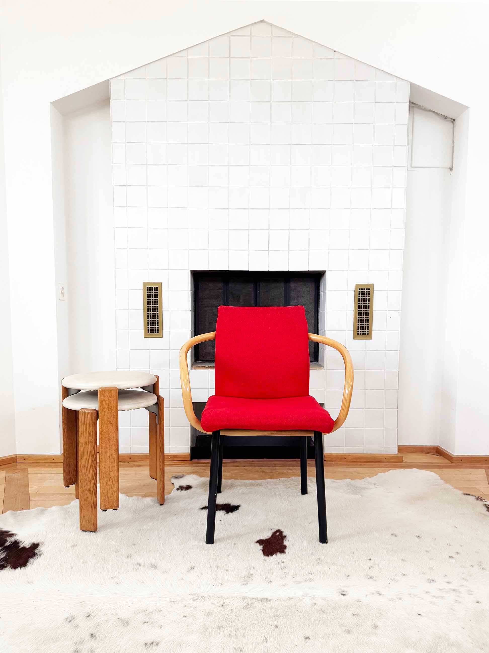Satz von 2 sehr seltenen und gesuchten Bruno Rey Dietiker Iconic und bequeme 1970er Schweizer Designer Hocker in heller Eiche! Atemberaubende Holzmaserung und cremefarbene Sitze. Die Hocker sind stapelbar. Sie eignen sich als Beistellstühle,