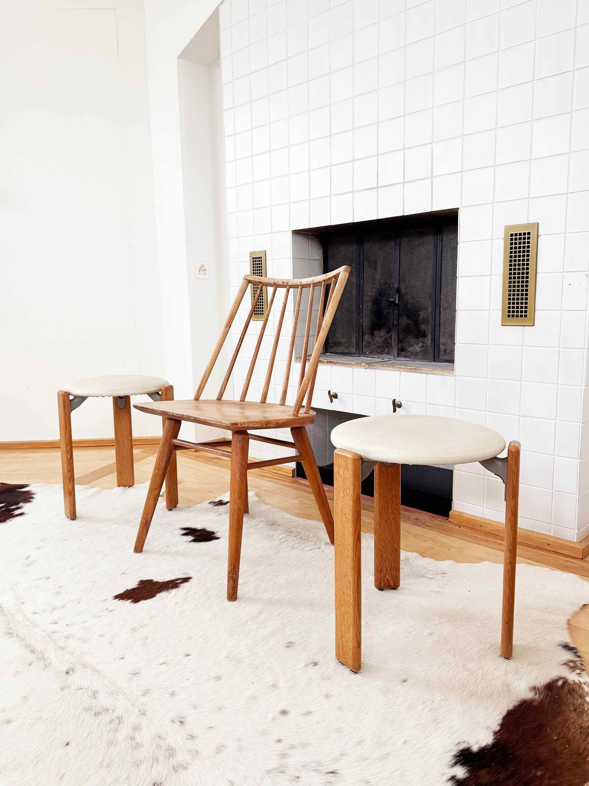1970er Postmodernes Paar Bruno Rey Dietiker Stapelhocker in Eiche Light, 2er-Set im Zustand „Gut“ im Angebot in Basel, BS