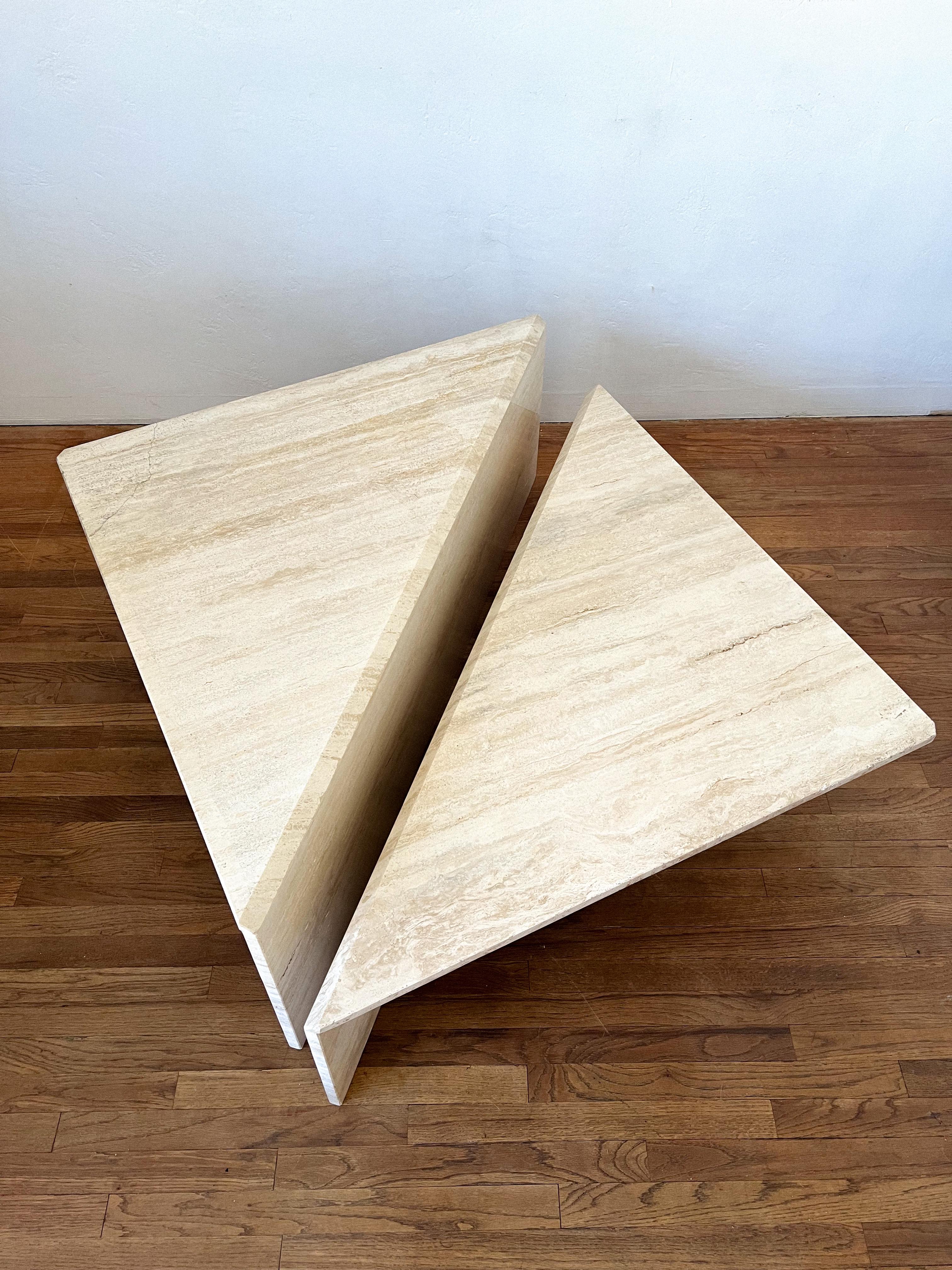 Postmoderner skulpturaler Origami-Couchtisch aus Travertin, 1970er Jahre (Italienisch) im Angebot