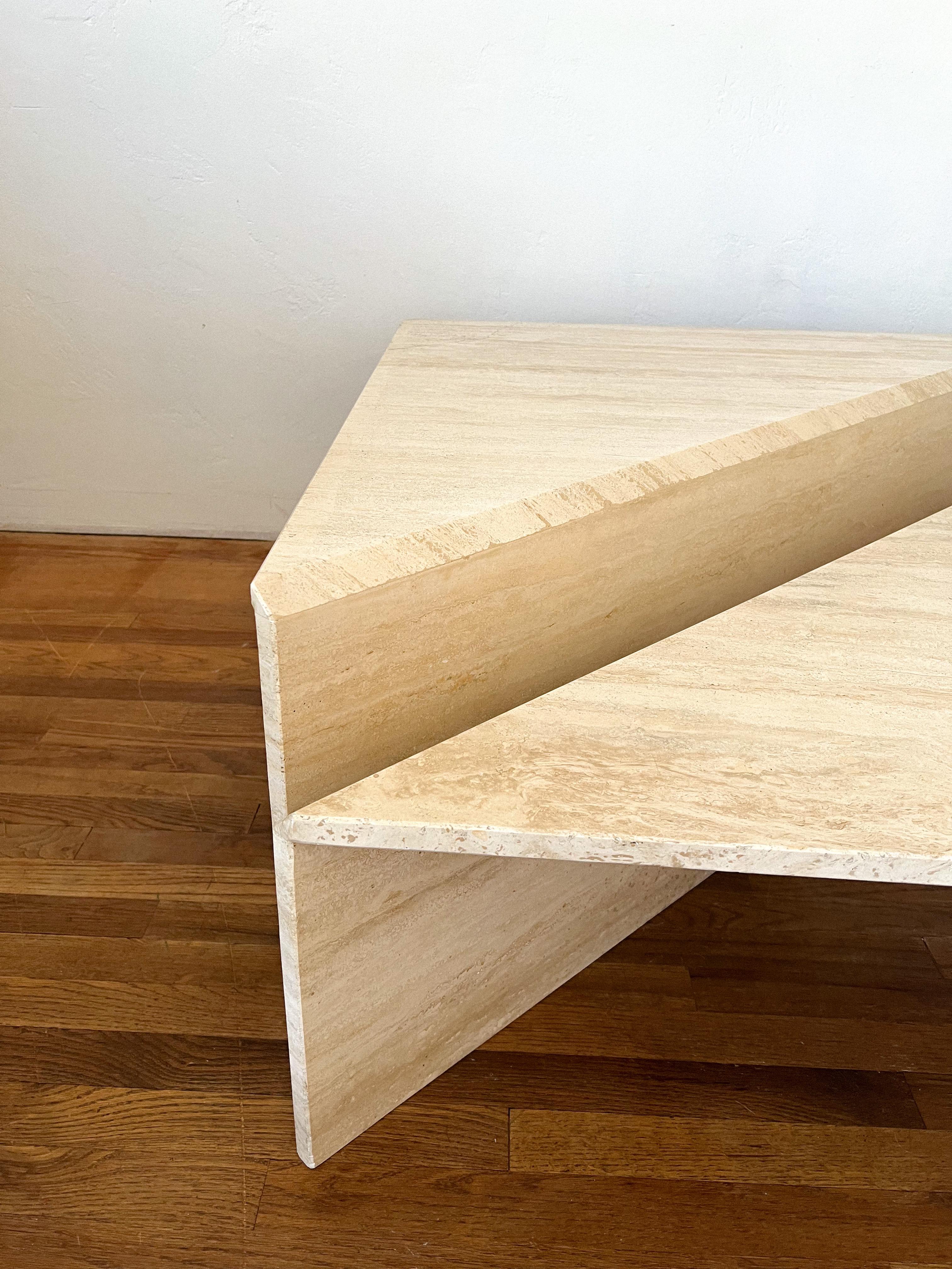 Postmoderner skulpturaler Origami-Couchtisch aus Travertin, 1970er Jahre im Angebot 2