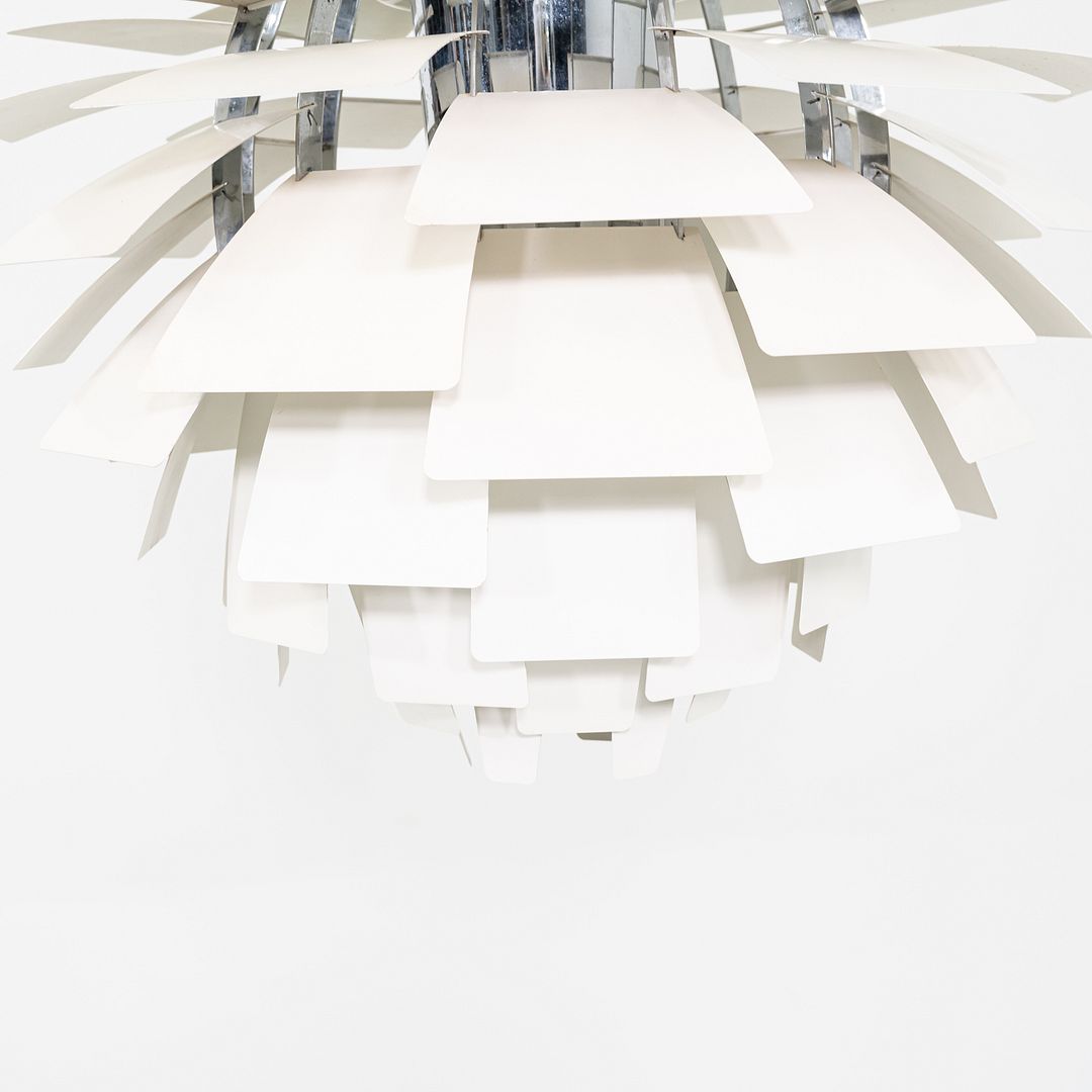 Questo è un ciondolo PH-Artichoke, progettato inizialmente dall'architetto e designer danese Poul Henningsen nel 1957. Questo esemplare risale agli anni '70 ed è stato prodotto da Louis Poulsen in Danimarca. Questa versione grande ha 72 foglie con