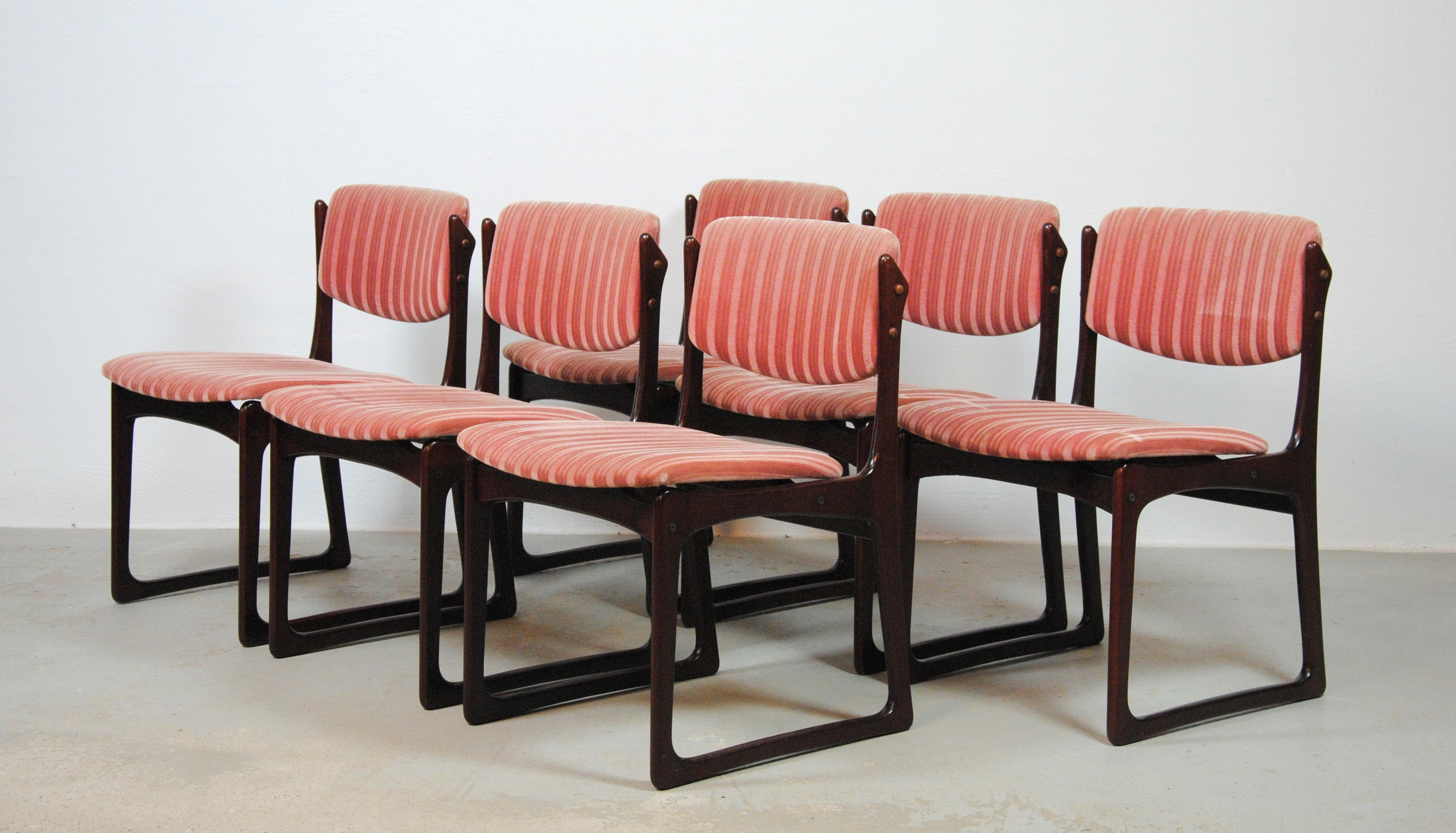 1970's Poul Hundevad six danish dining chairs in tanned oak and pink upholstery by Vamo Møbelfabrik Sønderborg

The chairs are in good vintage condition and frames of the chairs have been checked by our cabinetmaker to ensure that they are in good