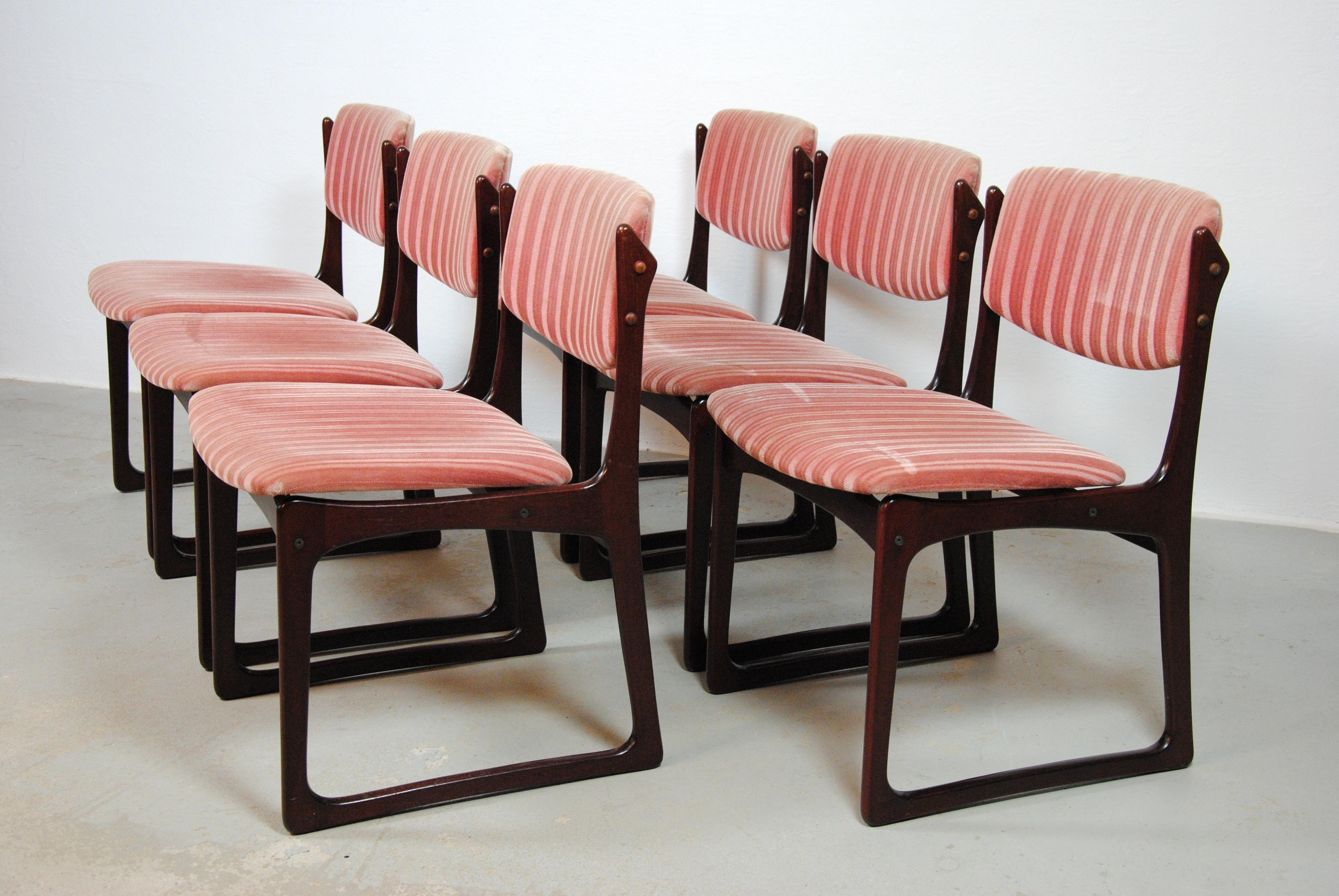 Moderne Six chaises de salle à manger danoises Poul Hundevad des années 1970 en chêne brun clair et tissu rose en vente