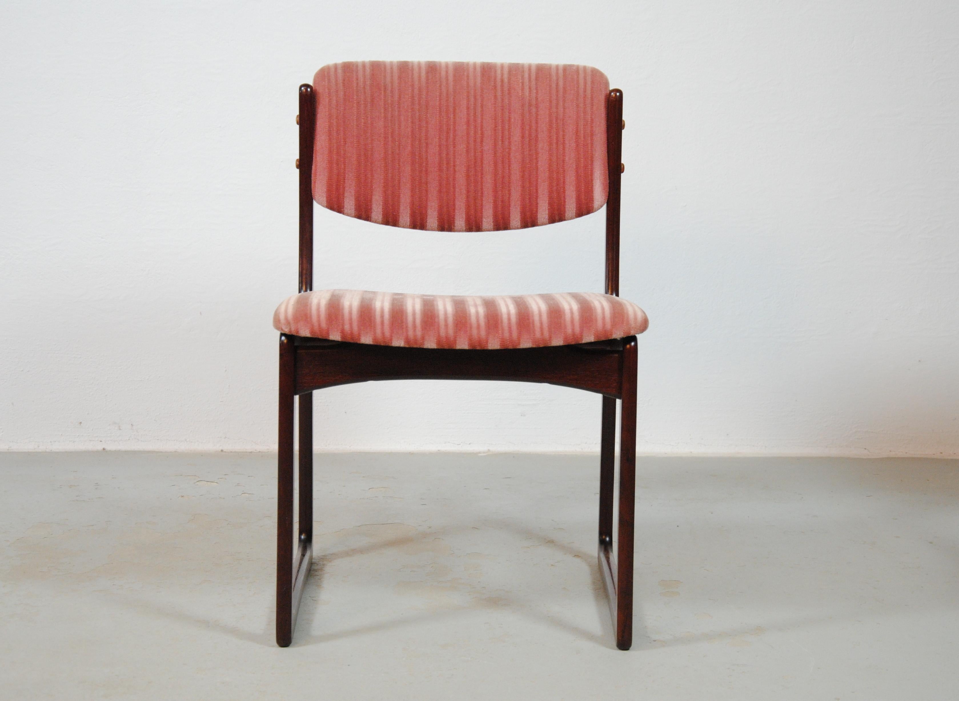 Danois Six chaises de salle à manger danoises Poul Hundevad des années 1970 en chêne brun clair et tissu rose en vente