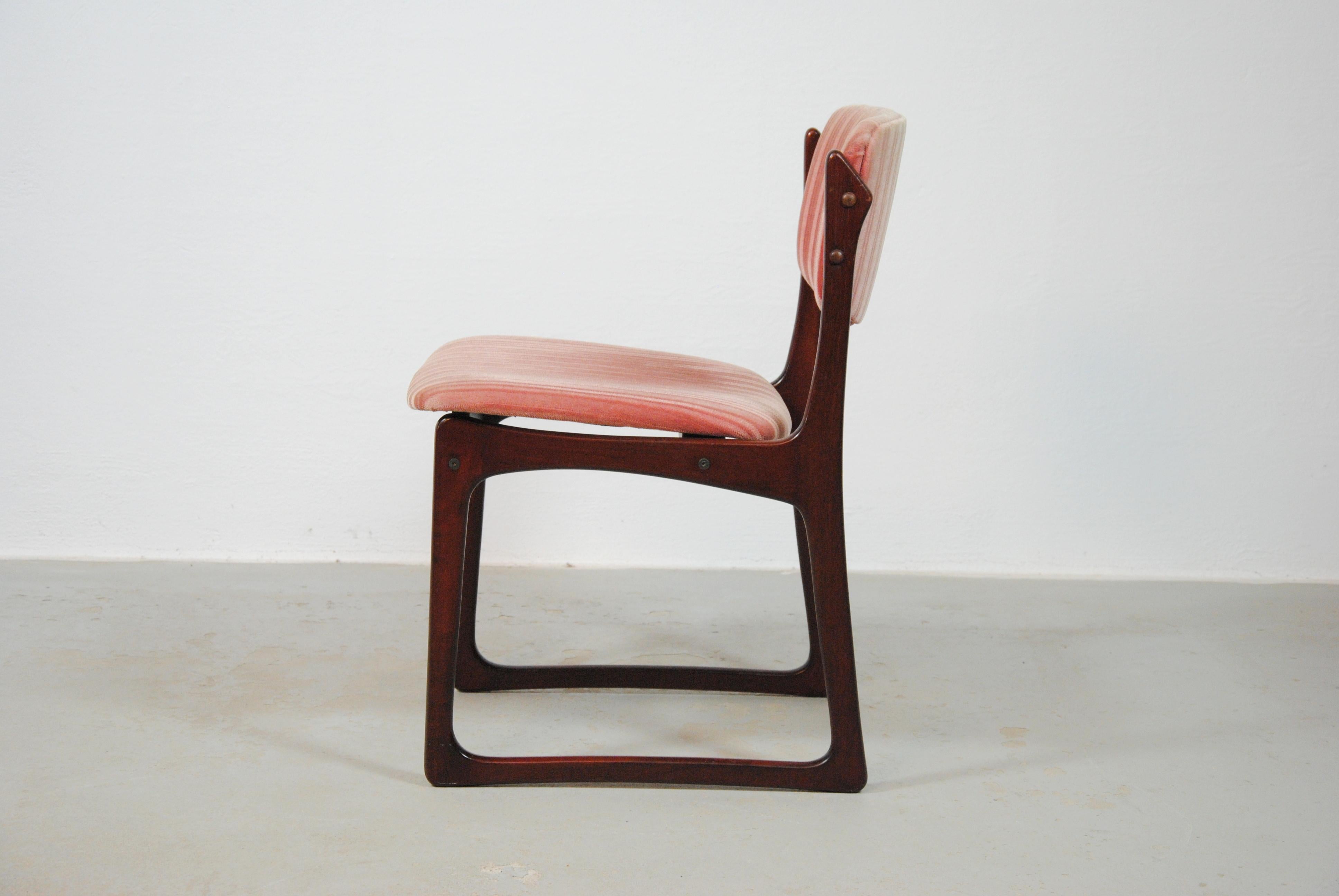 Fin du 20e siècle Six chaises de salle à manger danoises Poul Hundevad des années 1970 en chêne brun clair et tissu rose en vente