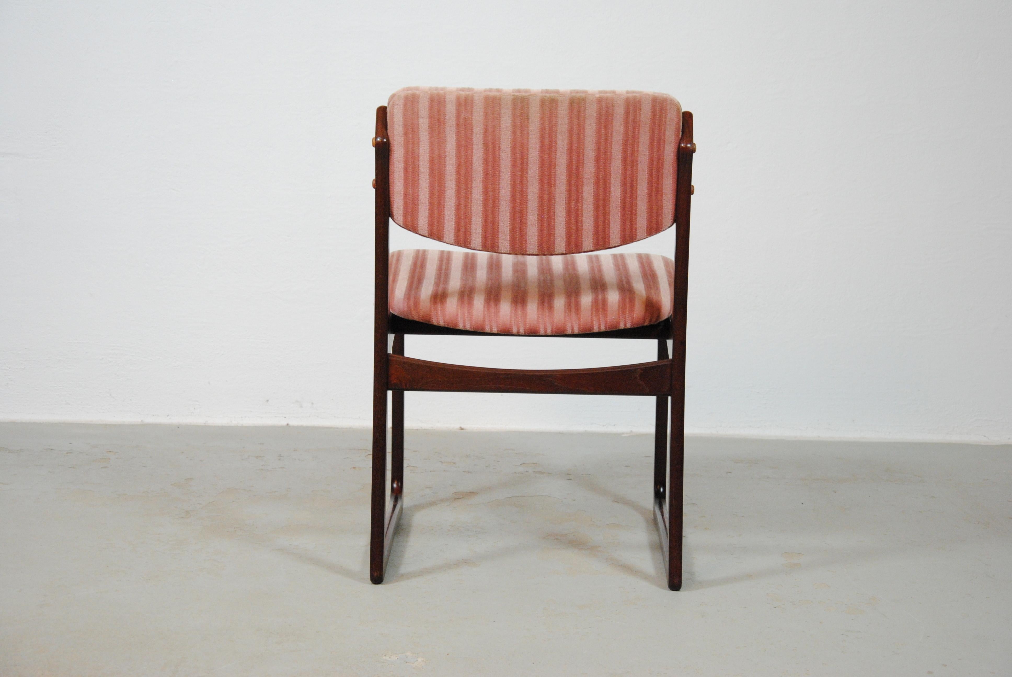 Six chaises de salle à manger danoises Poul Hundevad des années 1970 en chêne brun clair et tissu rose en vente 1