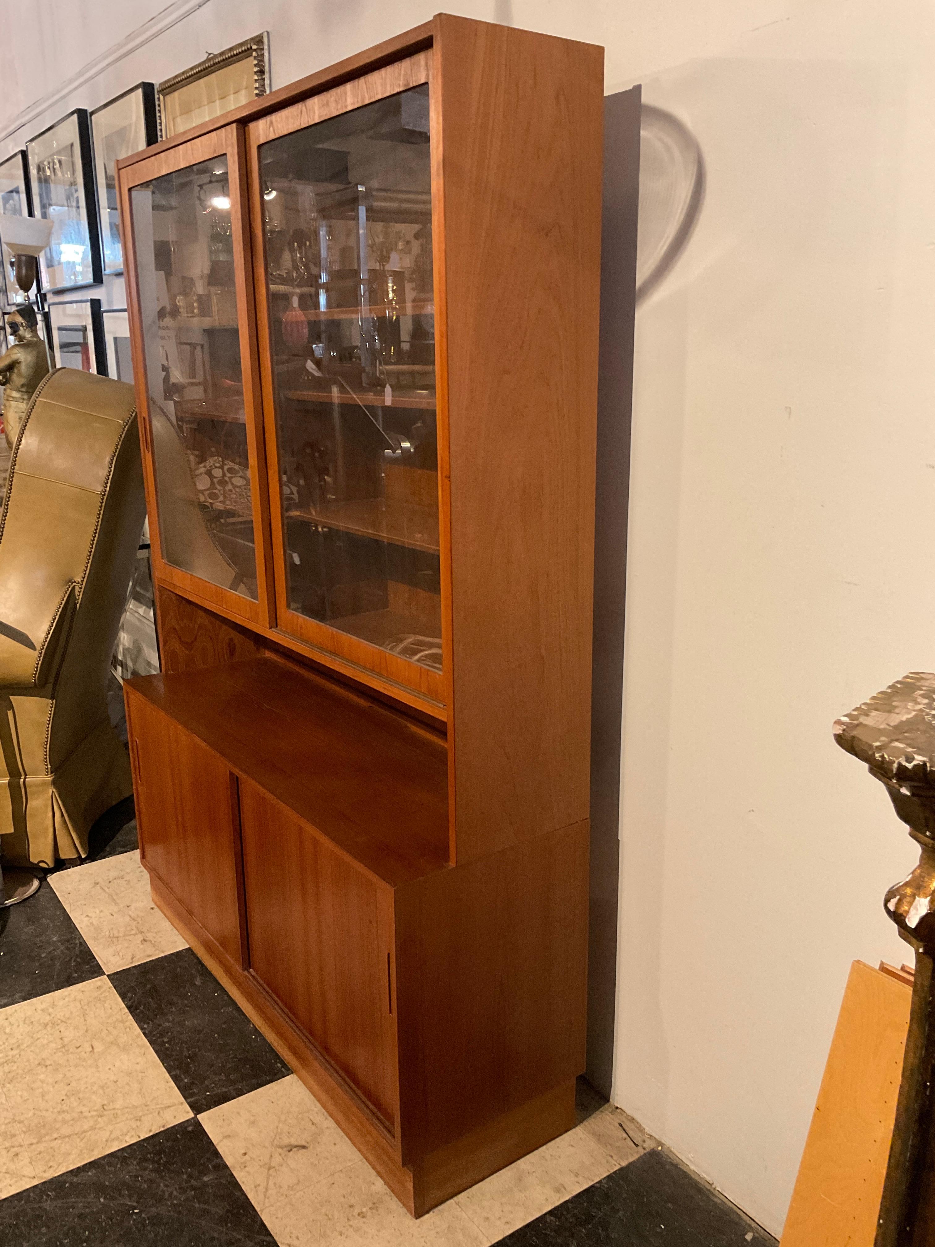 1970s Poul Hundevad Teak Glass Door Bookcase / China Cabinet Made In Denmark In Good Condition For Sale In Tarrytown, NY