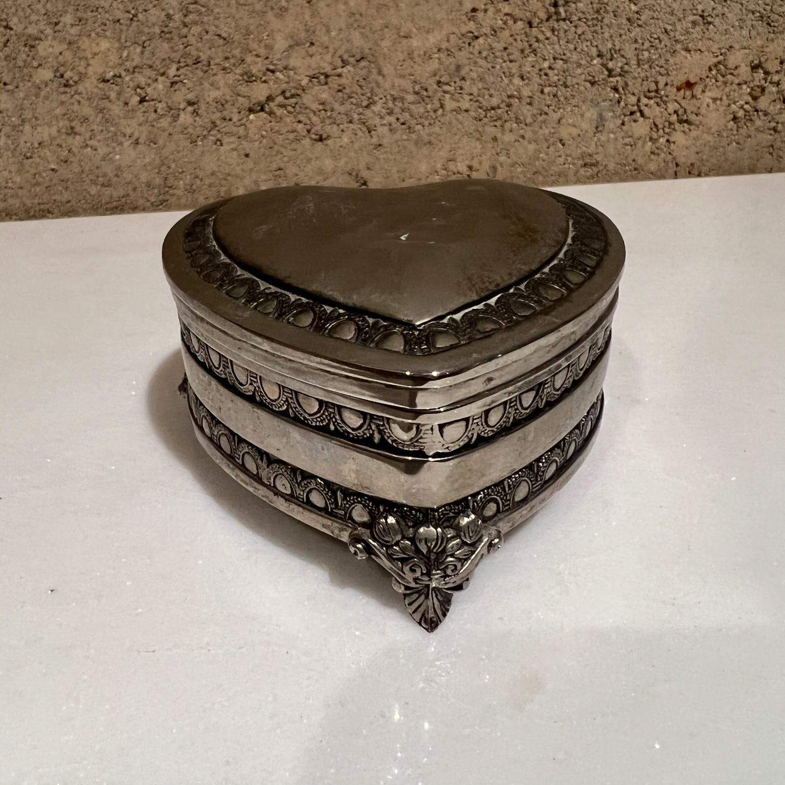 Pretty decorative keepsake silver heart trinket box purple lining.
Measures: 2.5 tall (closed) x 3.5 deep x 3.5 wide
Original unrestored vintage condition.
See images provided.
 