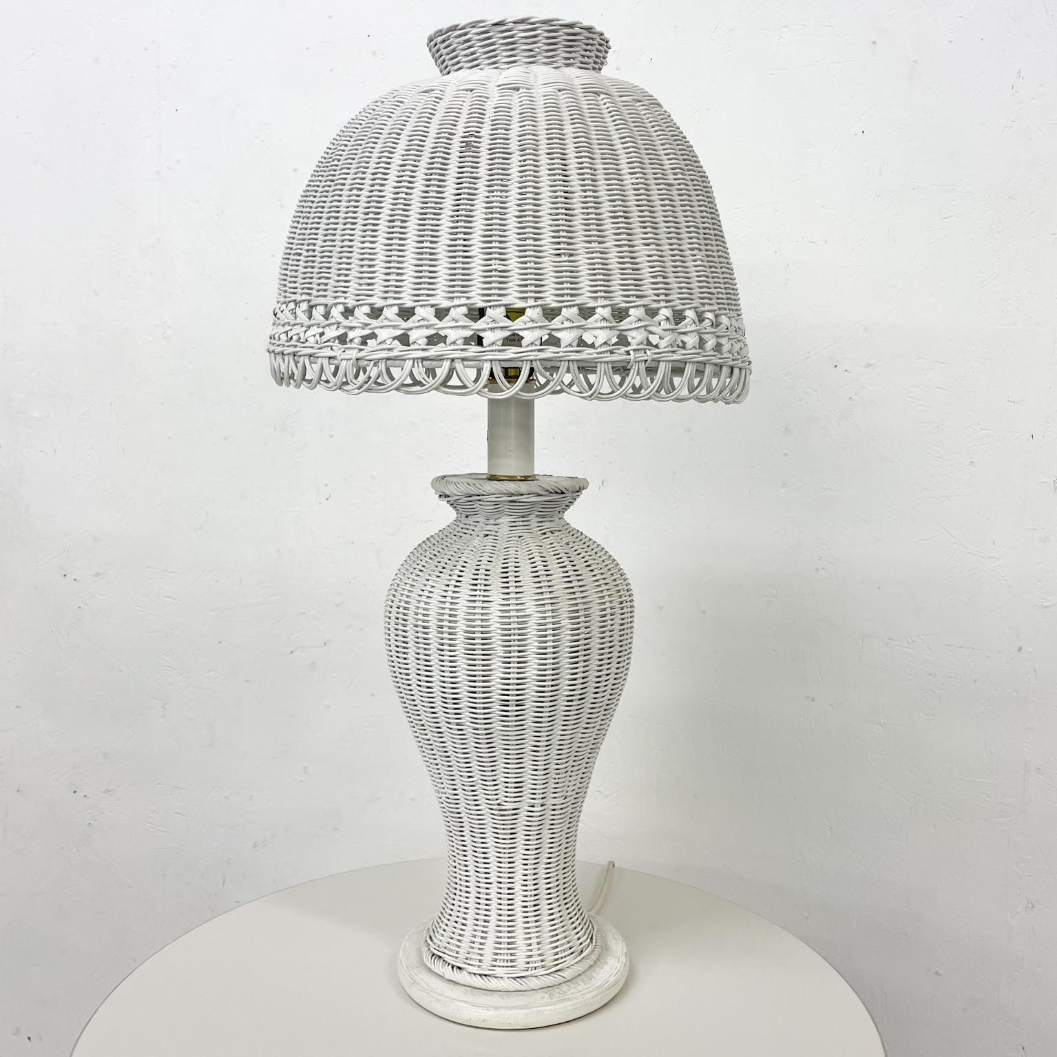 Wicker lamp
1970s pretty vintage white wicker sculptural lamp scalloped dome shade
Farmhouse Beach cottage table lamp
Measures: 29.5 tall x 14.5 diameter
Preowned original unrestored vintage condition.
See images provided.



