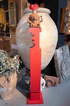 1970er Jahre Primitive Terrakotta-Skulptur mit anthropomorpher Figur und rotem Wappen