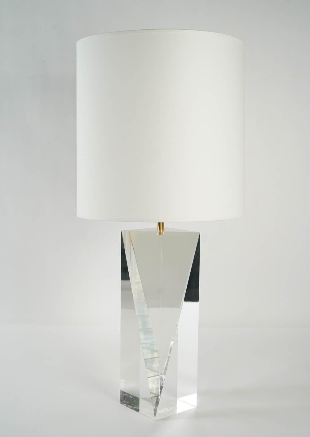 1970s Prism Shaped Plexiglas Lamp In Good Condition In Saint-Ouen, FR