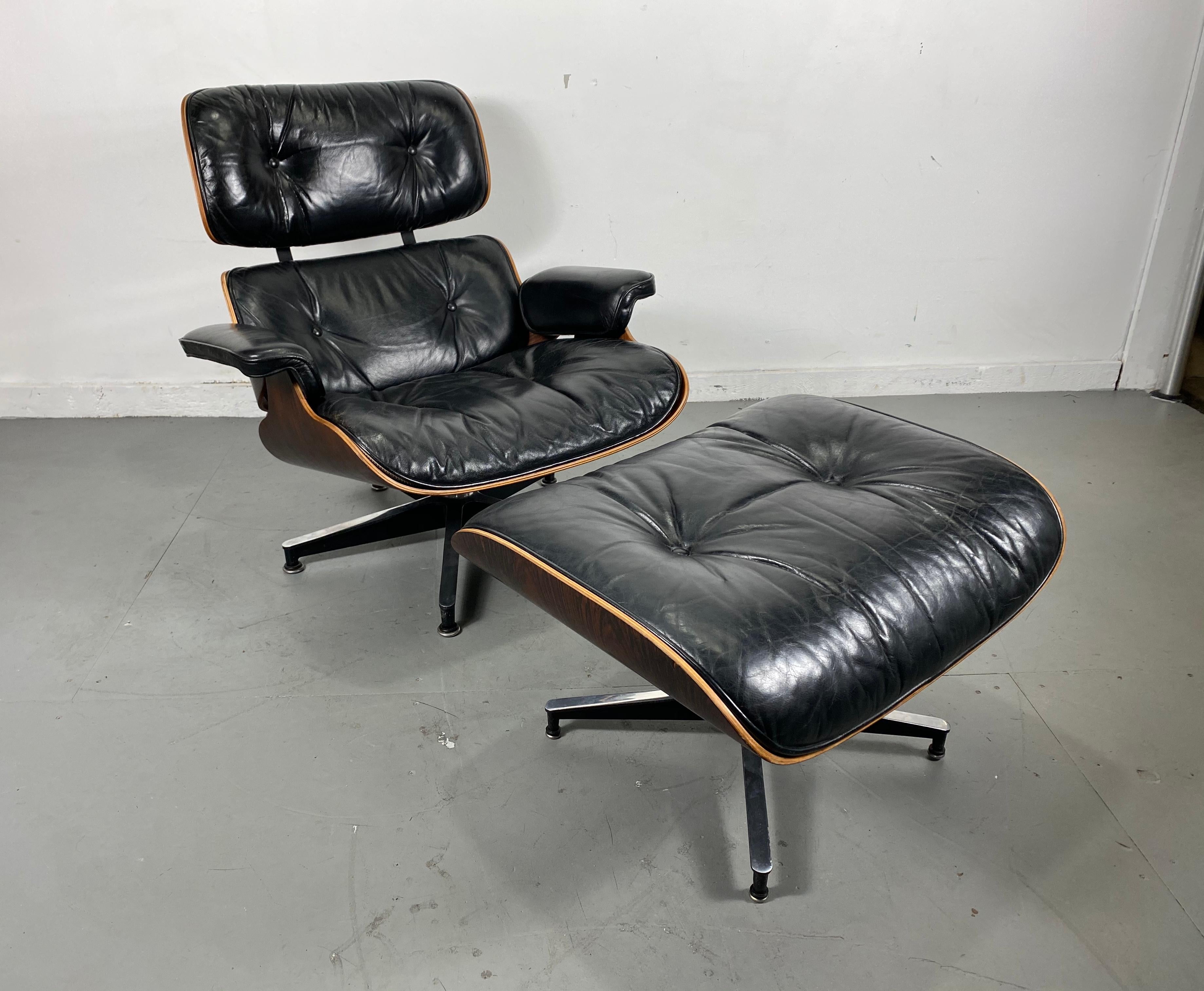 Nice richly rained Brazilian rosewood / black leather lounge chair and ottoman designed by Charles Eames manufactured by Herman Miller, circa 1970s. Amazing original condition, leather showing perfect aged patina while still supple and extremely