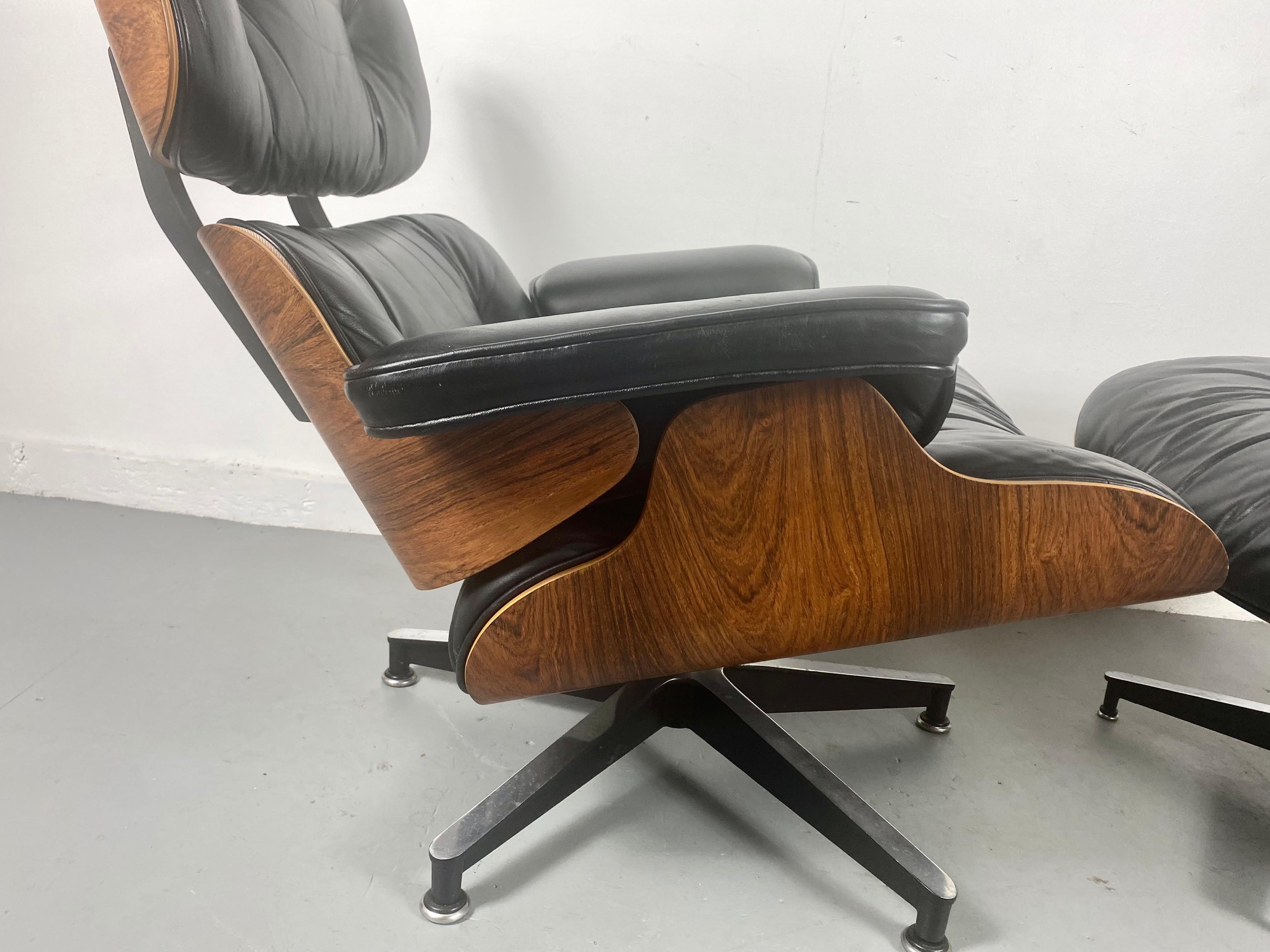 Nice richly rained Brazilian rosewood / black leather lounge chair and ottoman designed by Charles Eames manufactured by Herman Miller, circa 1970s. Amazing original condition, leather showing perfect aged patina while still supple and extremely