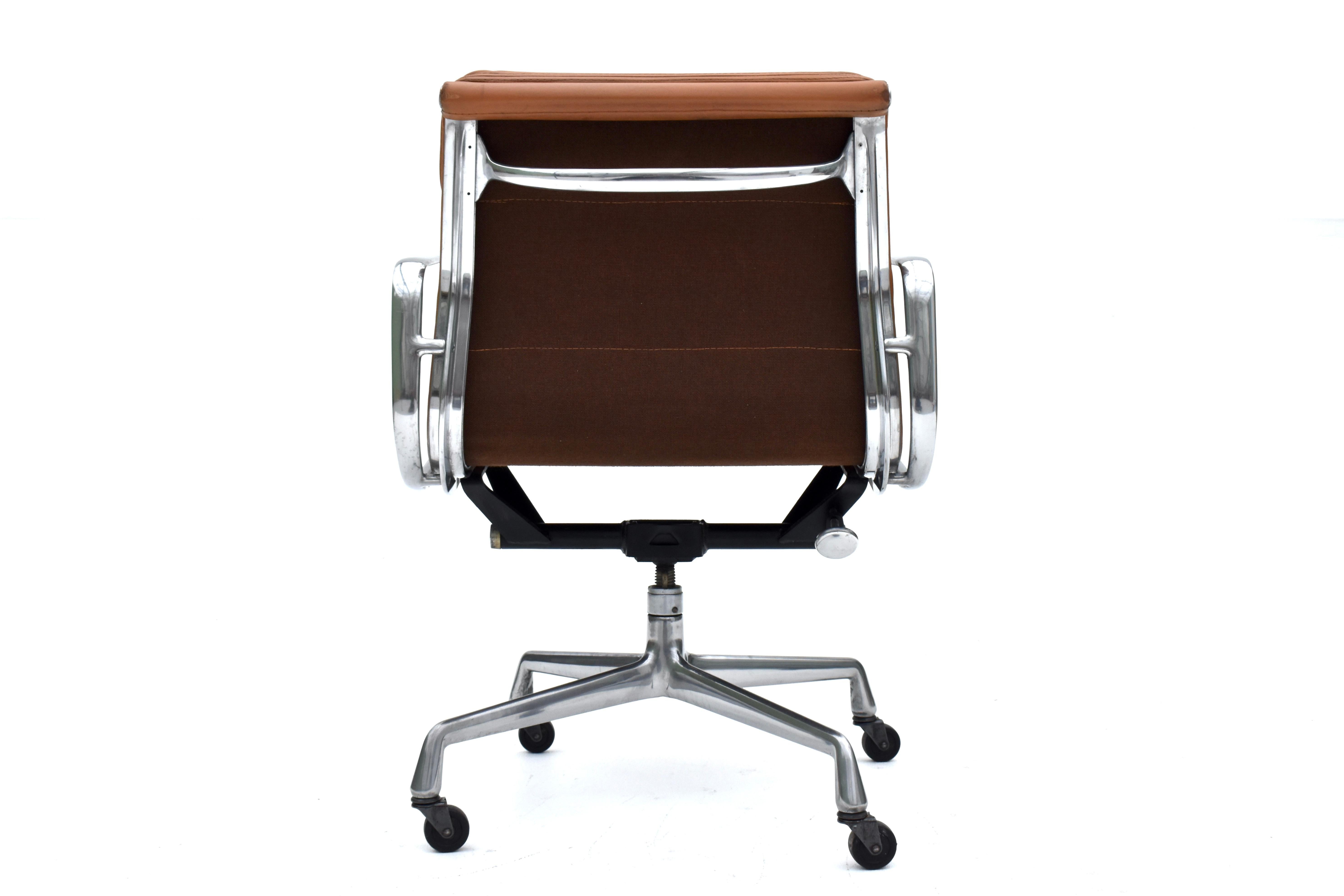 1970er Produktion Eames Soft Pad Management Chair für Herman Miller im Angebot 3